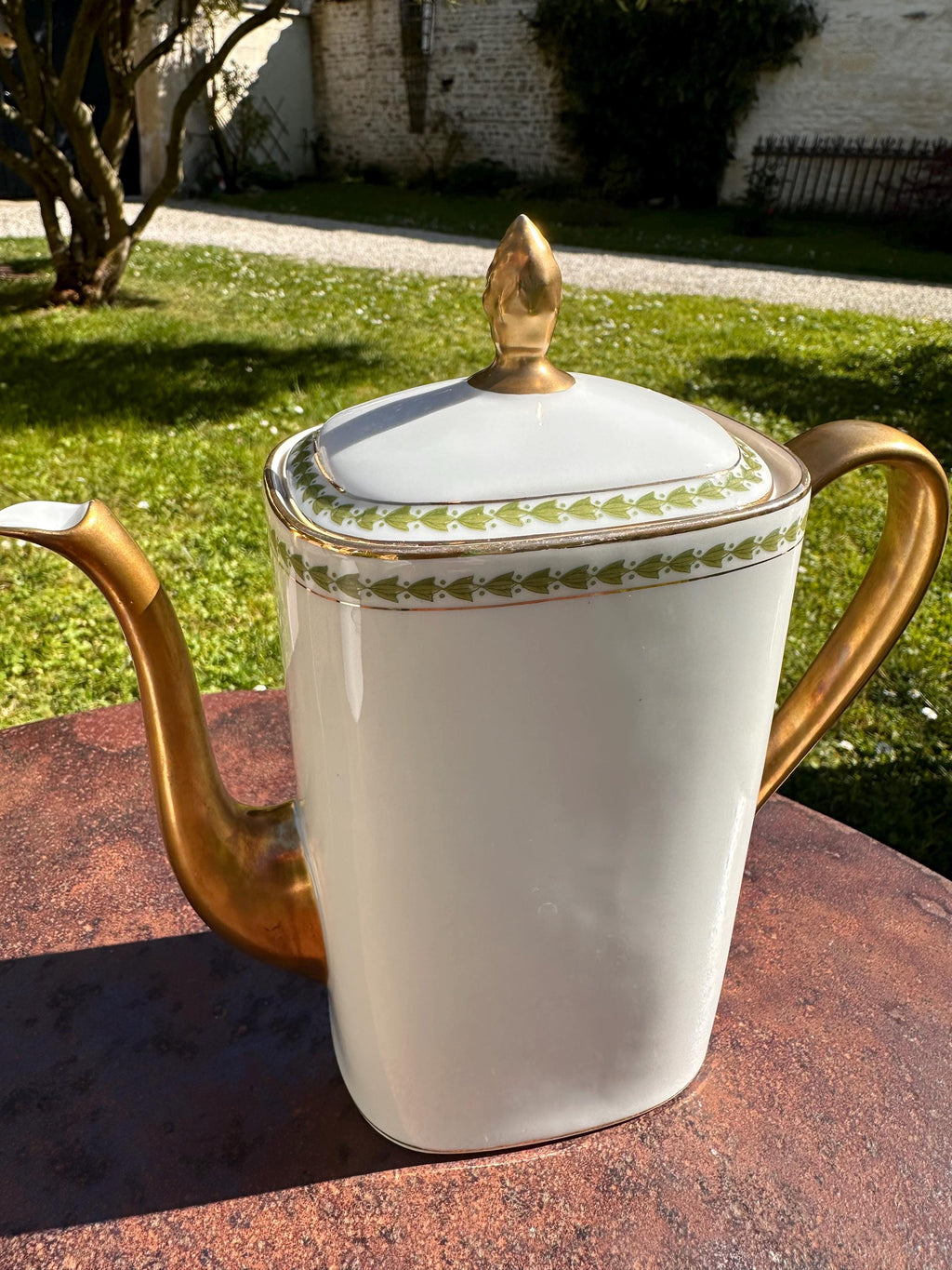Service à café Raynaud Limoges – Porcelaine blanche, dorure et frise verte