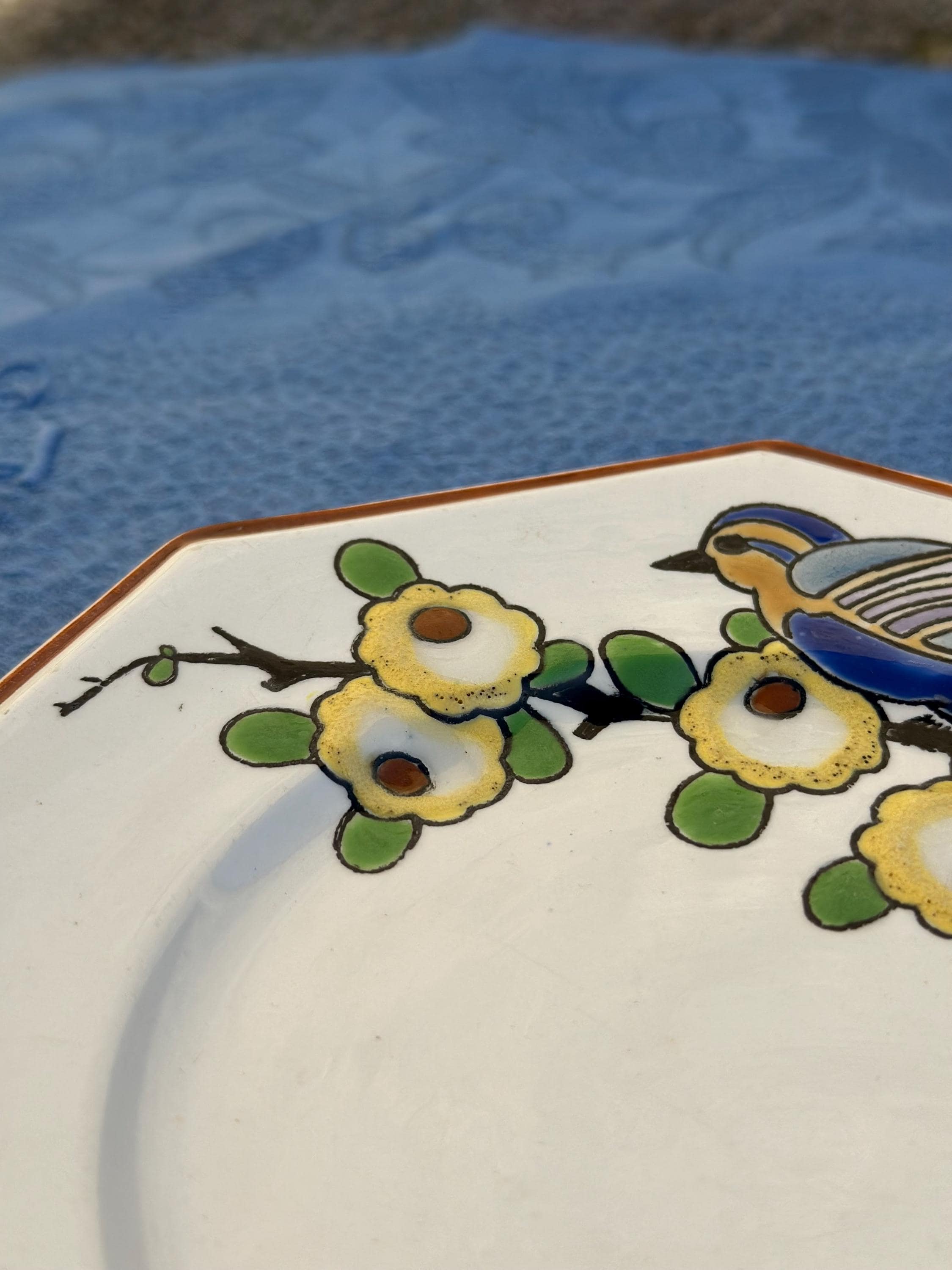 Assiette octogonale Longwy – Motif oiseau Art Déco