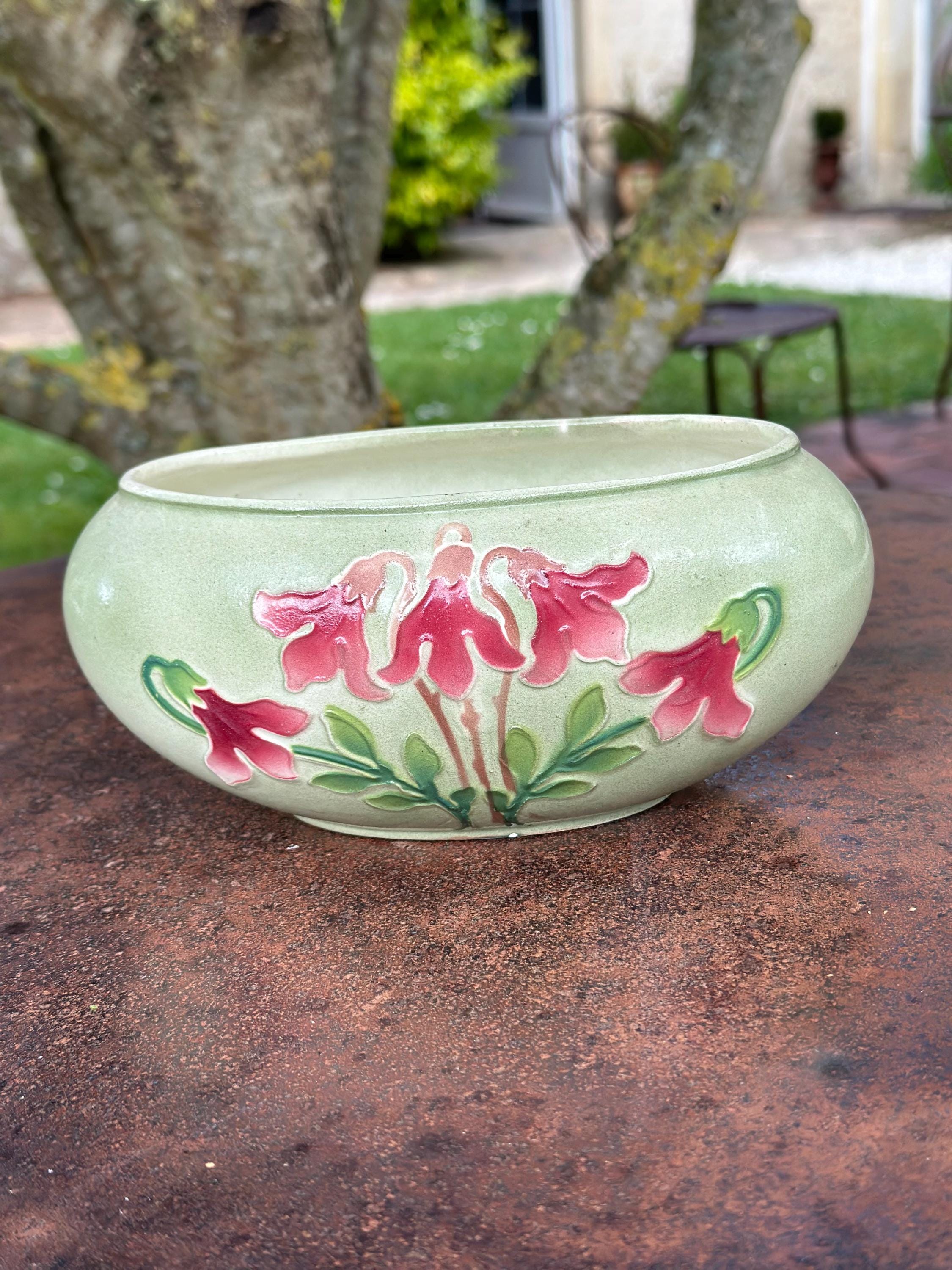 Jardinière ancienne en faïence de Saint-Clément – Décor floral en relief