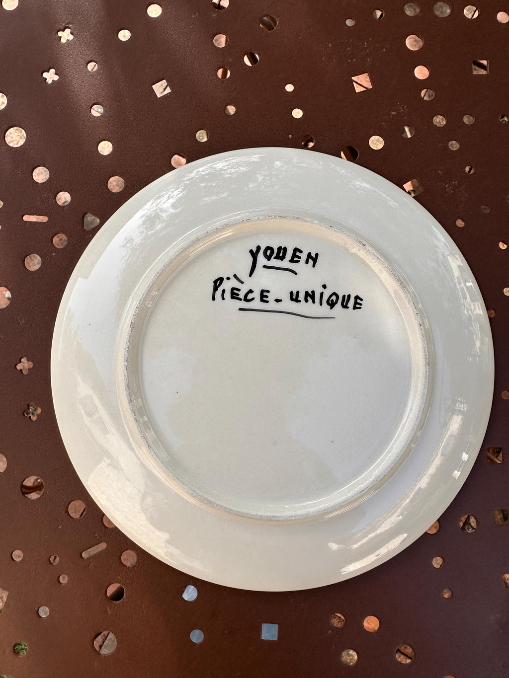 Assiette en céramique signée Youen – Pièce unique au décor marin