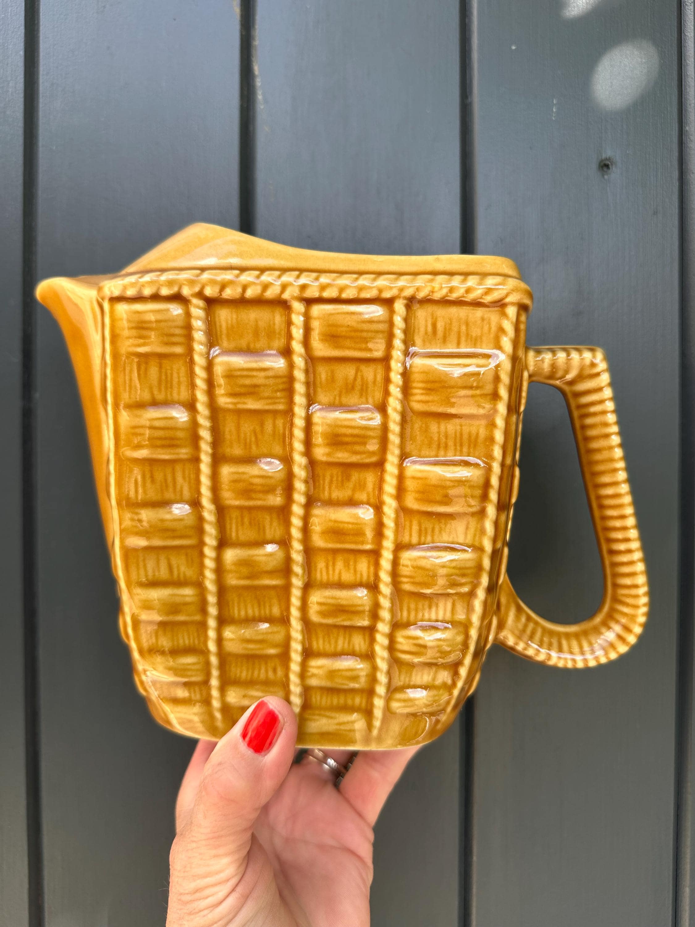 Pichet ancien en céramique jaune moutarde – Décor vanné