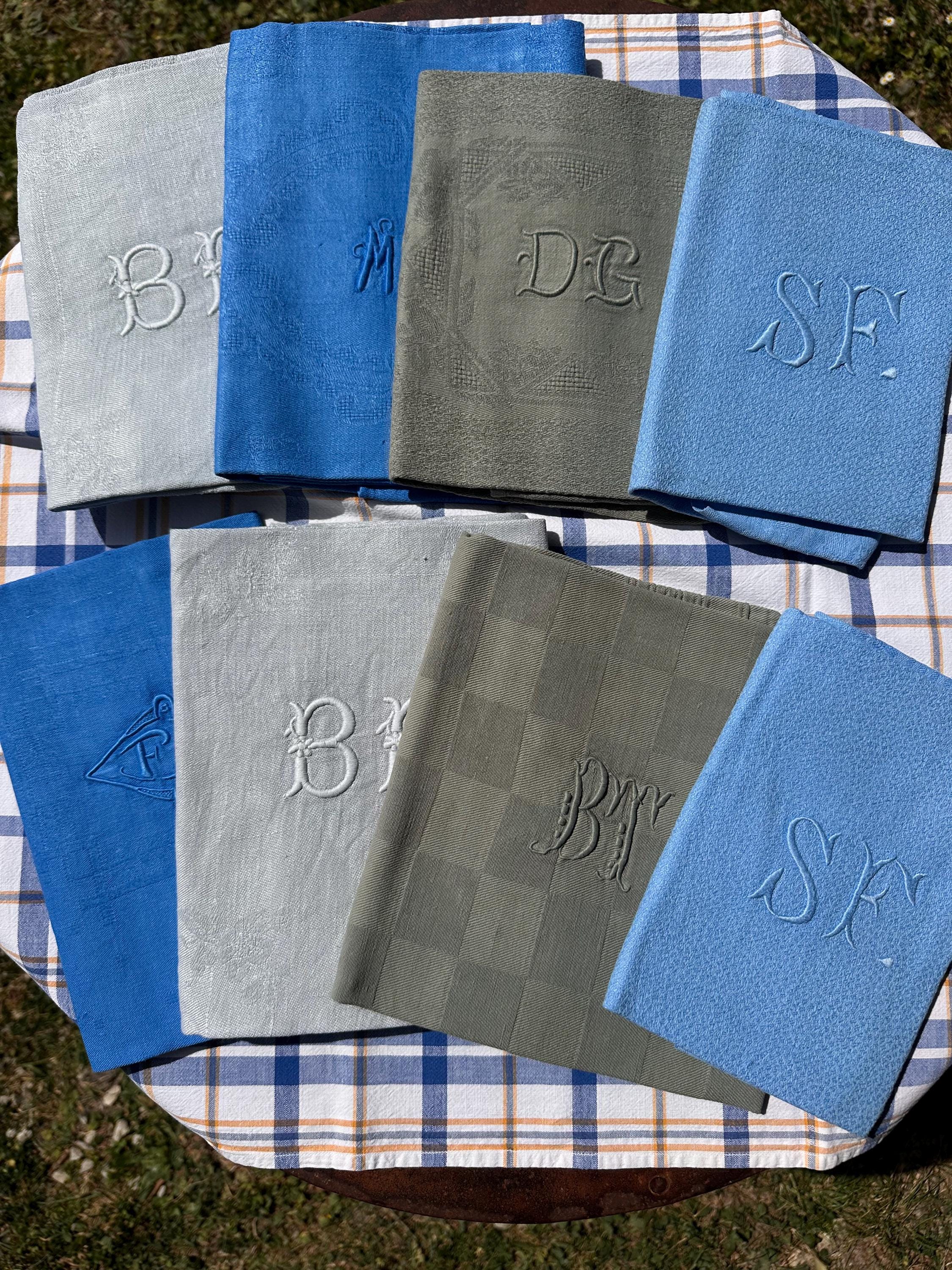 Lot de 8 Serviettes Anciennes Teintées – Monogrammes Brodés Mix & Match
