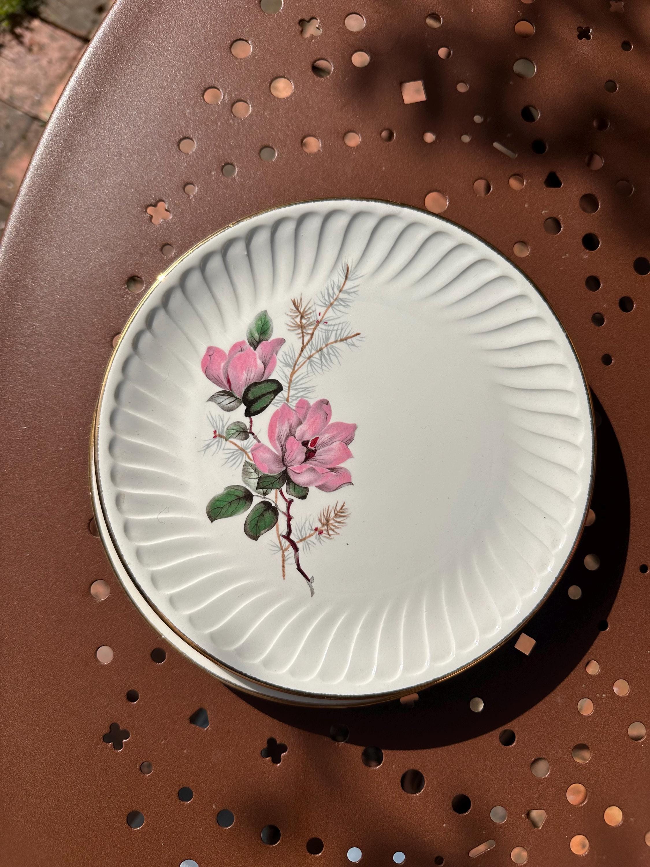 Assiettes Gien modèle «  Chenonceaux »  , bordure travaillée , fleurs roses , années 1960 - campagne chic - lot de 6
