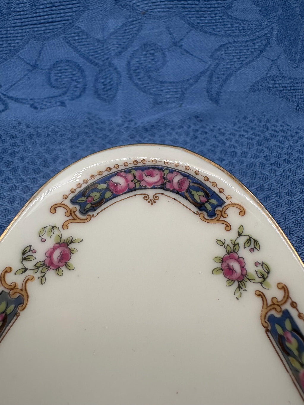 Bernardaud - Ravier Coupelle de service Ravier, Bernardaud & Cie , Limoges, porcelaine ancienne à décor de rose et bleue, début 19 ème