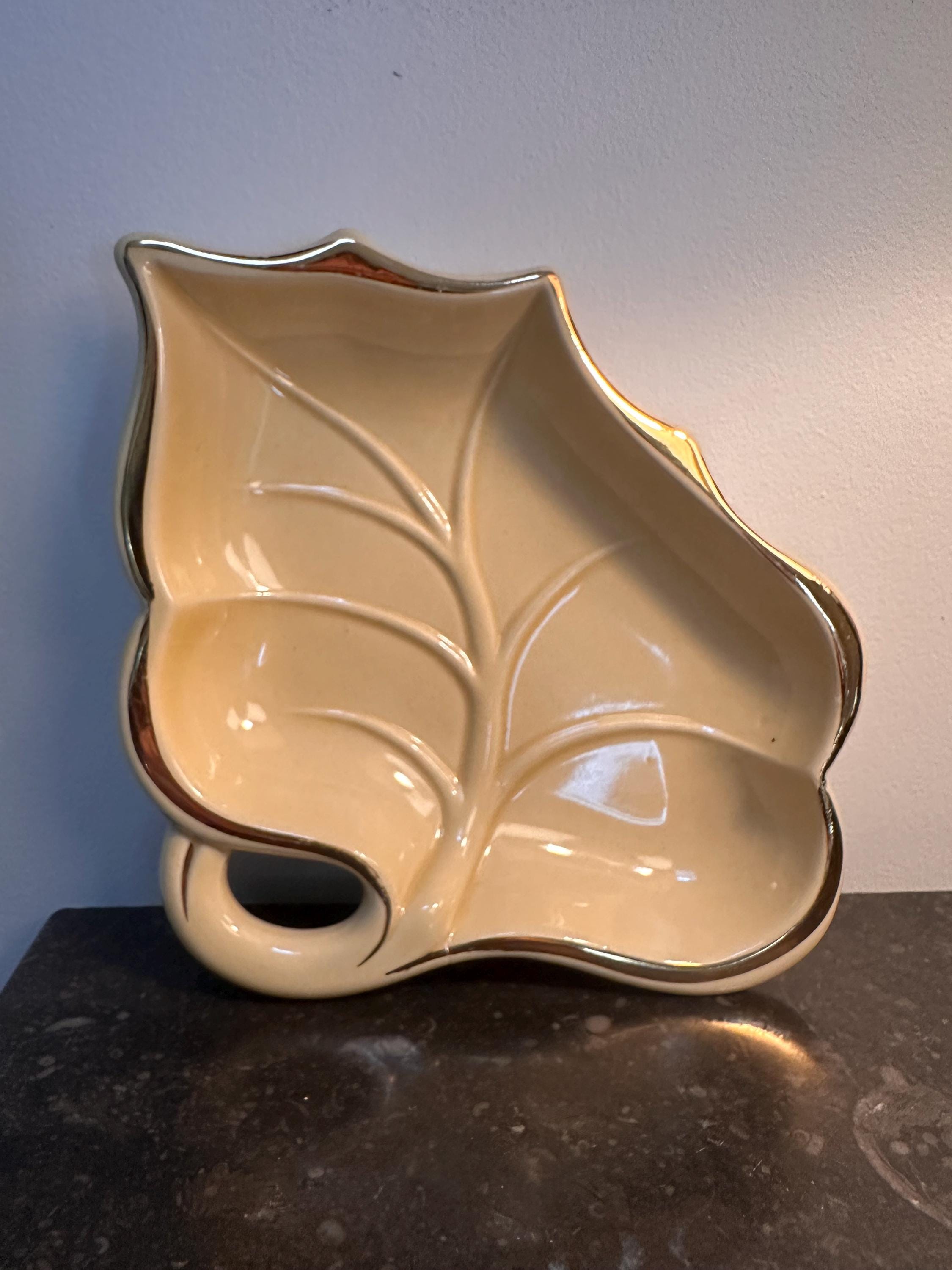 Raviers Coupelles Vide-poche Feuille Vintage en Céramique Beige et Or, inspiration néo provençal et esprit atelier Années 50 - lot de 3