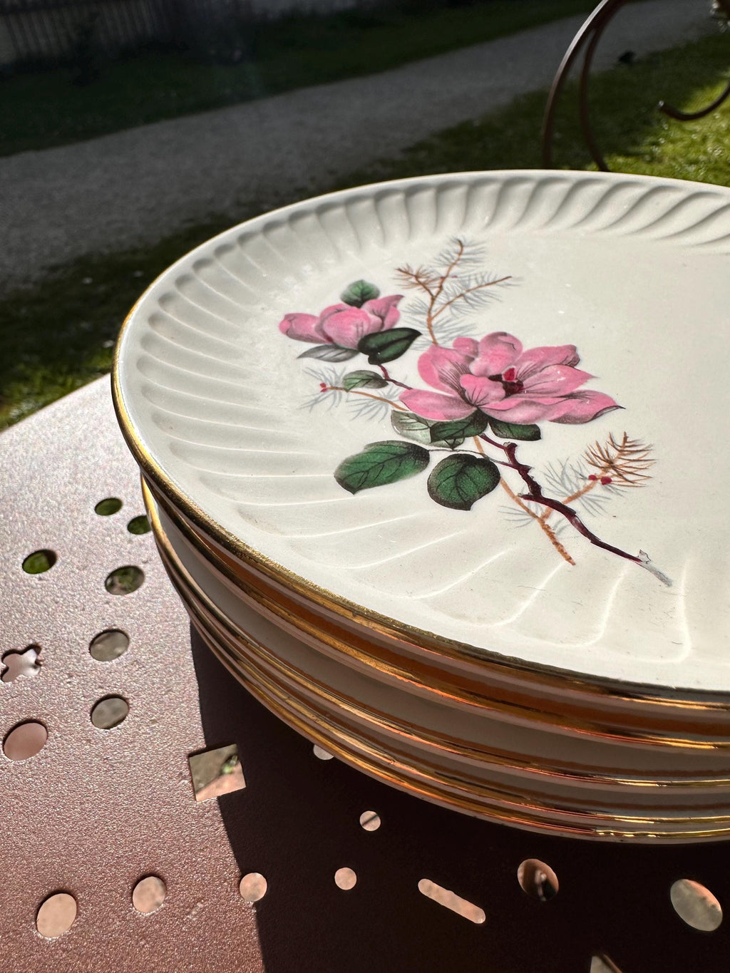 Assiettes Gien modèle «  Chenonceaux »  , bordure travaillée , fleurs roses , années 1960 - campagne chic - lot de 6