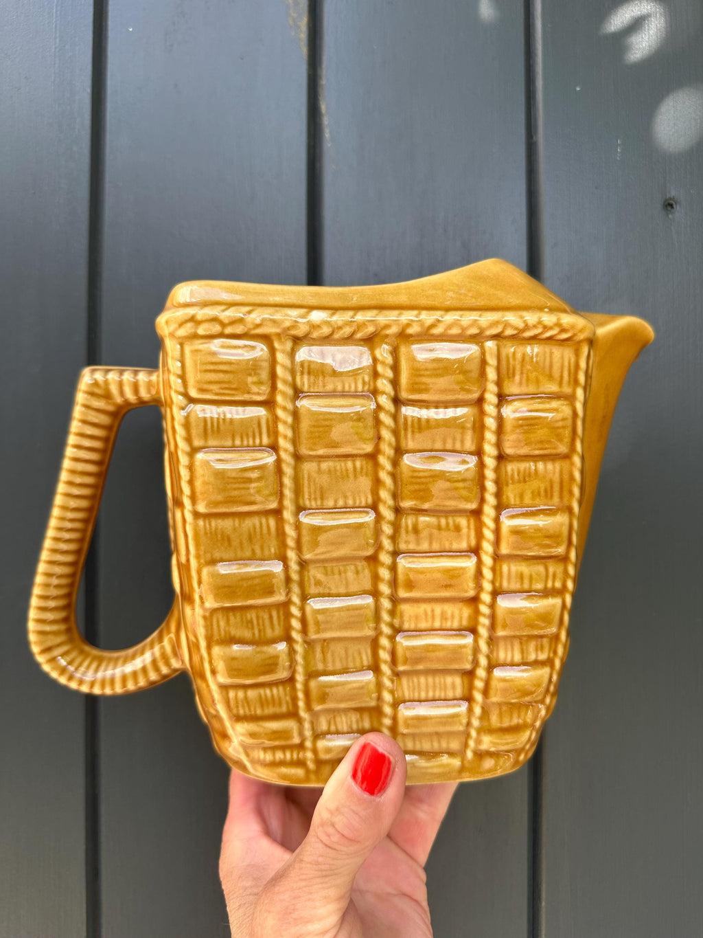 Pichet ancien en céramique jaune moutarde – Décor vanné