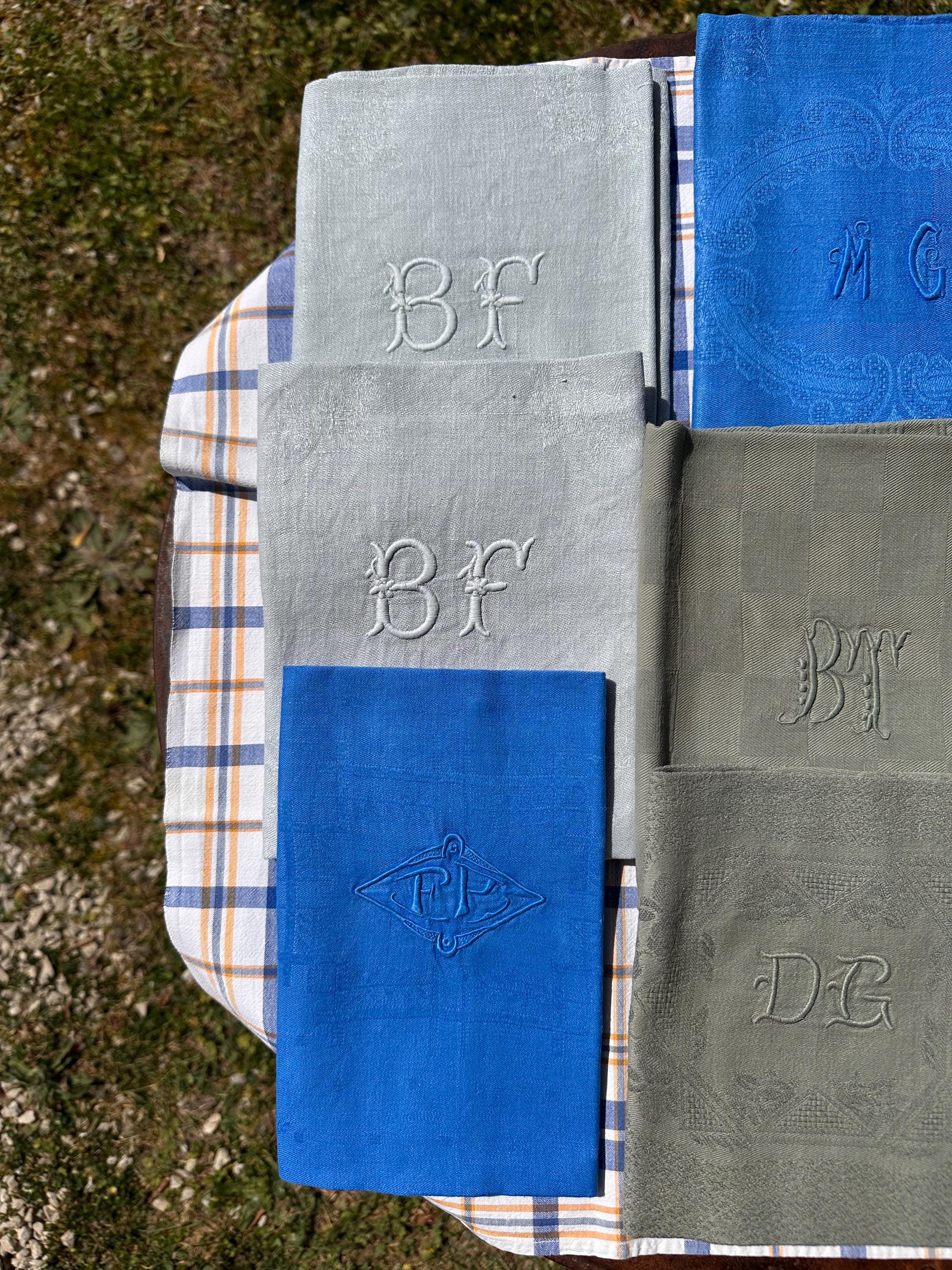 Lot de 8 Serviettes Anciennes Teintées – Monogrammes Brodés Mix & Match