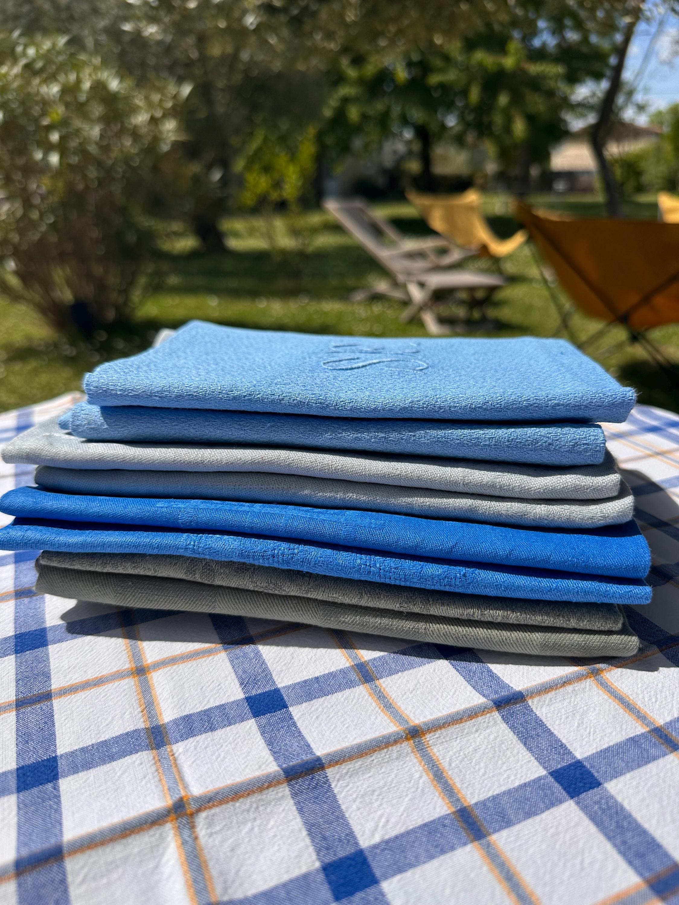 Lot de 8 Serviettes Anciennes Teintées – Monogrammes Brodés Mix & Match