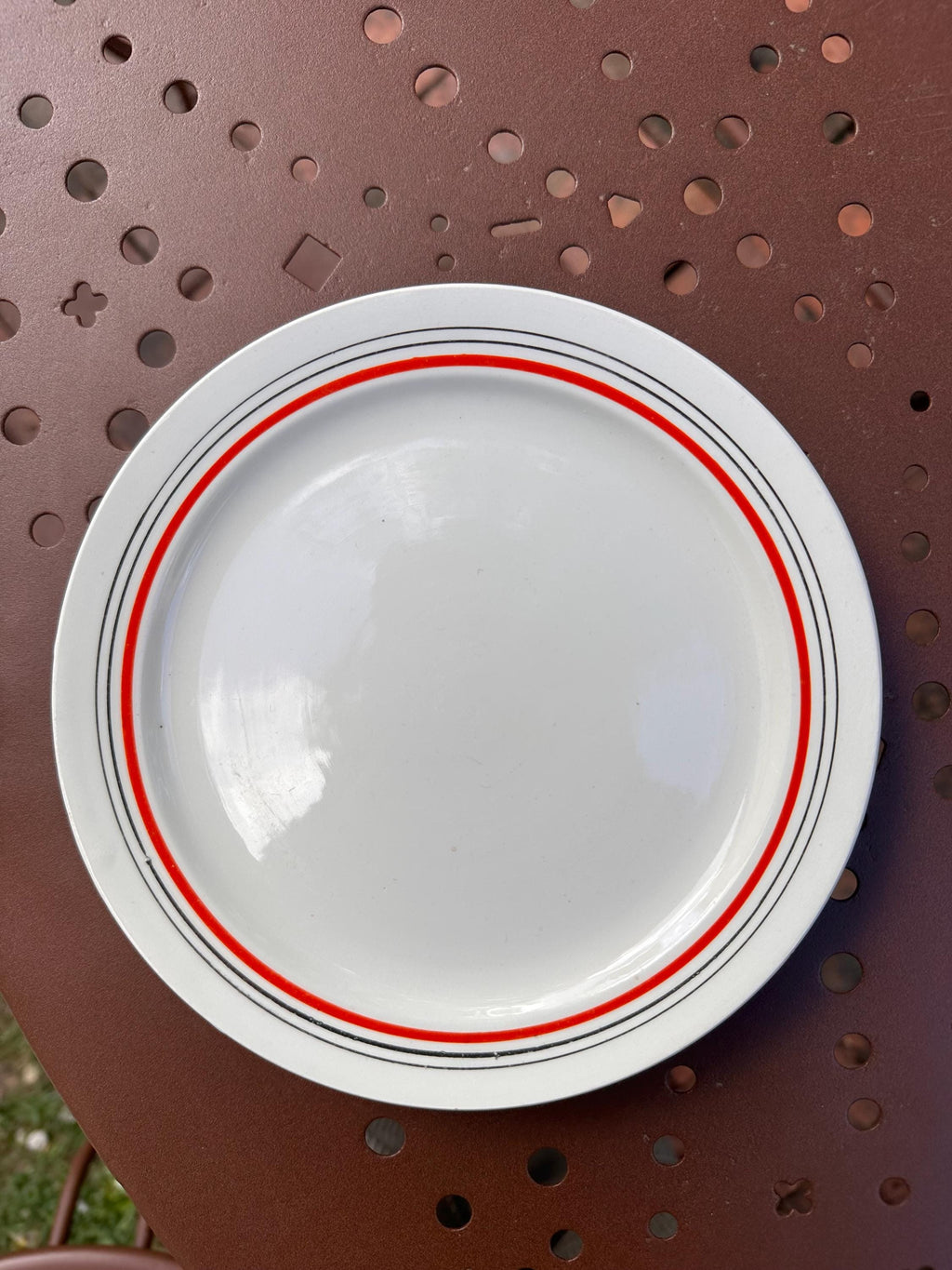 Plat à gâteaux Vintage Boch Frères La Louvière - Plat à Oreilles Argenté et 2 Assiettes - Art Déco Belgique - Rouge noir argent - mix&match