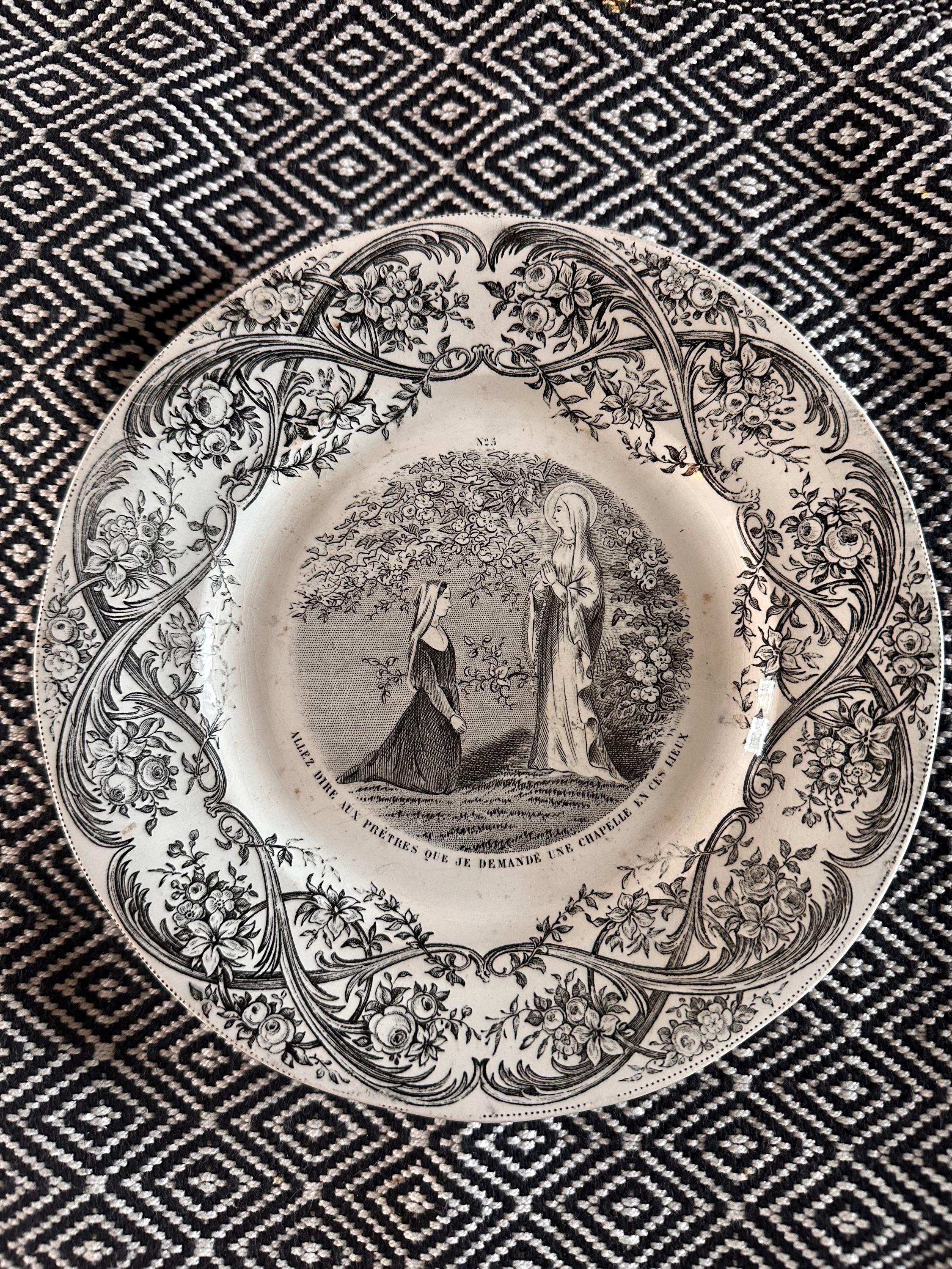 Assiettes historiées numérotées - Lourdes Terre de Fer - lot de 4 Scènes de la vie de Bernadette Soubirous - Creil et Montereau- Fin XIXème