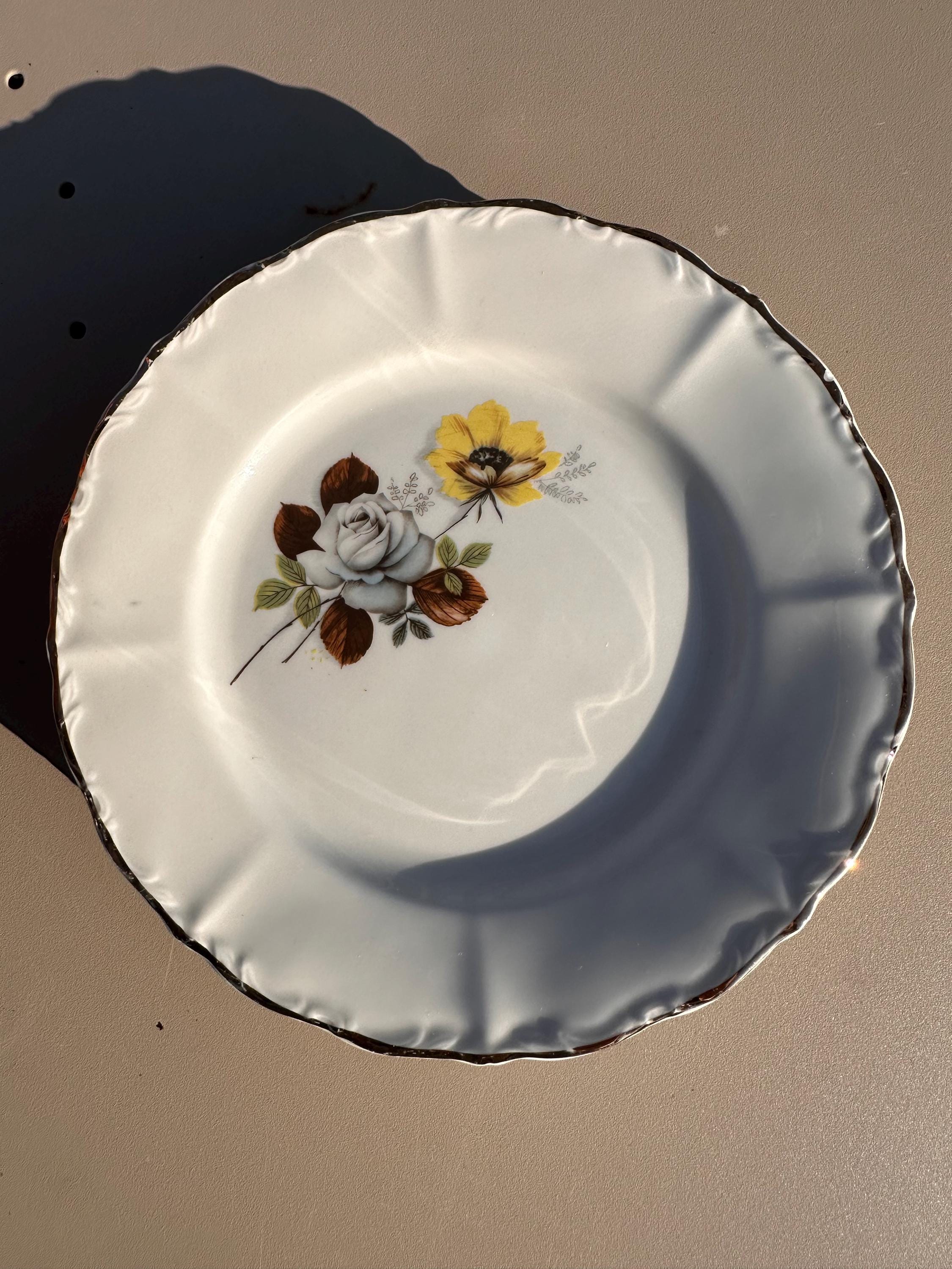 Assiettes Porcelaine Française Veronèse – Décor Floral Roses Jaune et Grise, Bordure festonnée dorée – Art de la Table Rétro - lot de 8