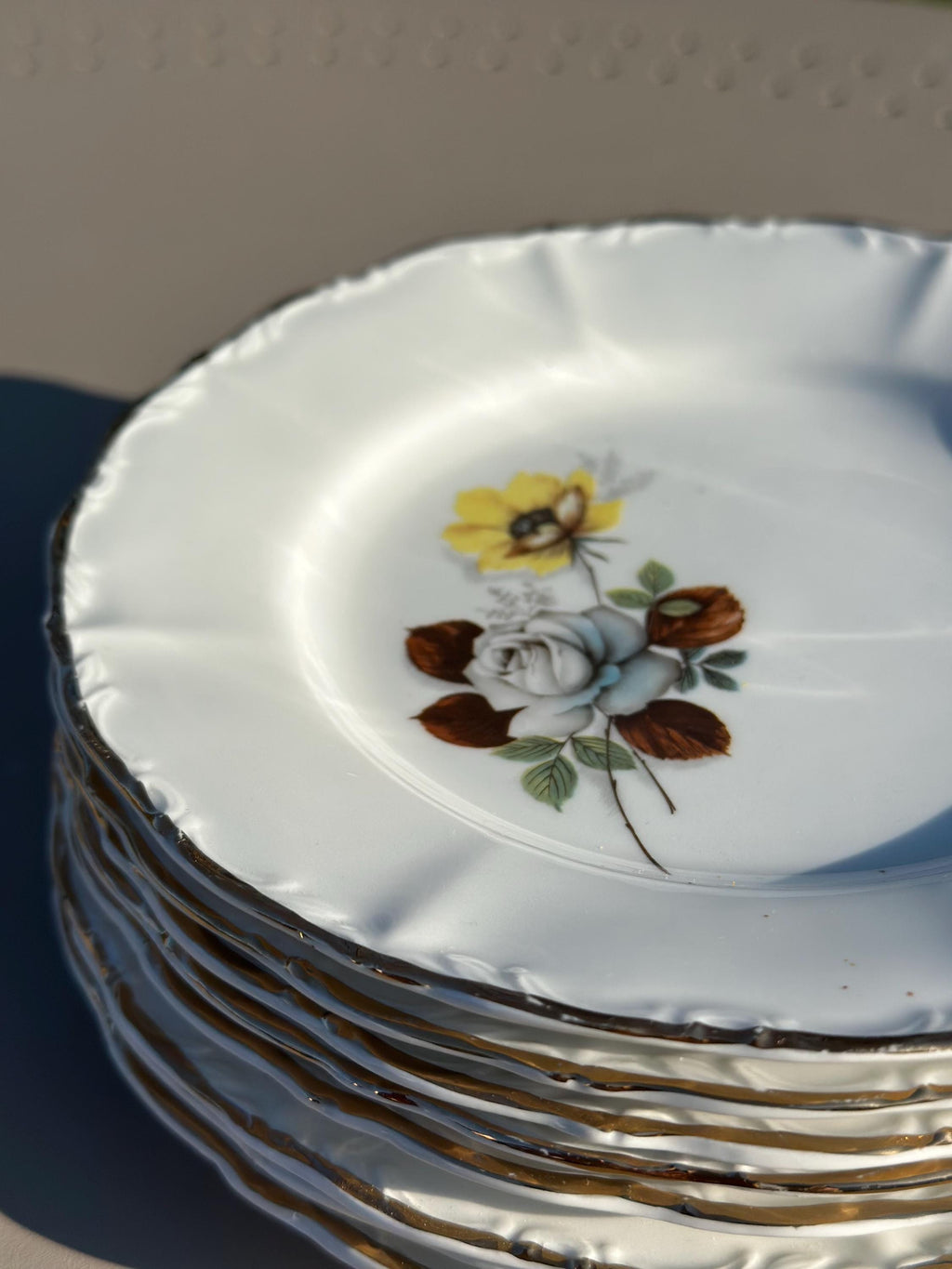 Assiettes Porcelaine Française Veronèse – Décor Floral Roses Jaune et Grise, Bordure festonnée dorée – Art de la Table Rétro - lot de 8
