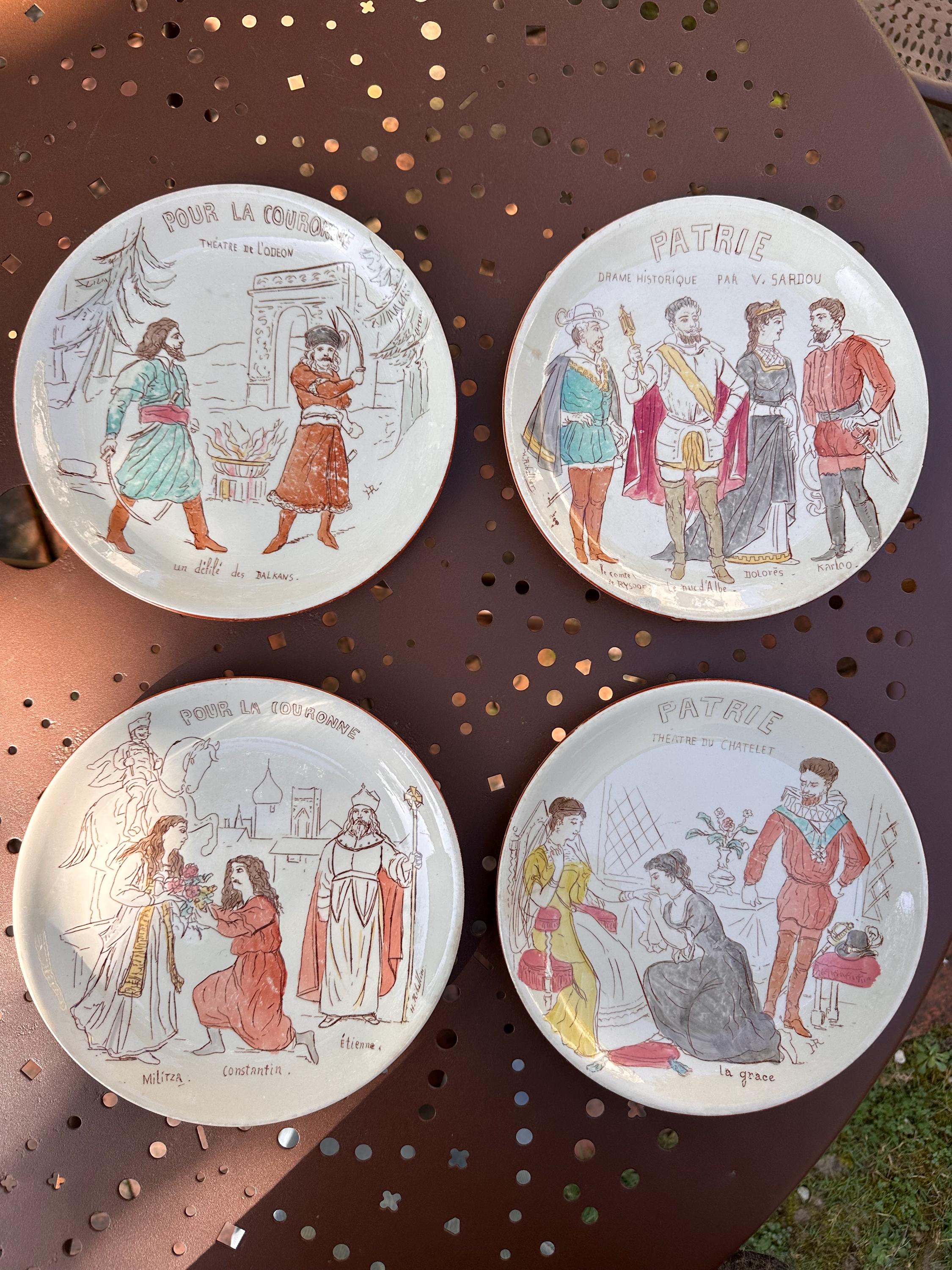 Assiettes signées Riballier  Gien  Théâtre XIX ème   . Pièces de Collection - lot de 4 assiettes parlantes