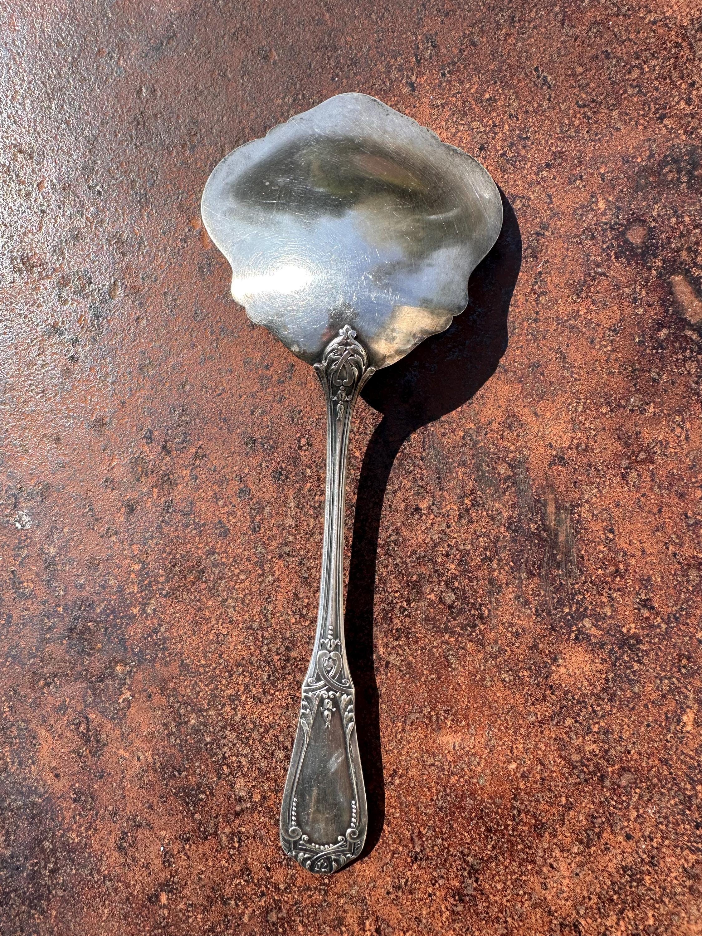 Cuillère à fraises ancienne en métal argenté – Style Art Nouveau