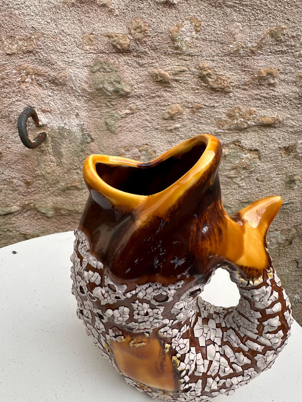 Vase pichet poisson zoomorphe – Céramique vintage marron et écume blanche