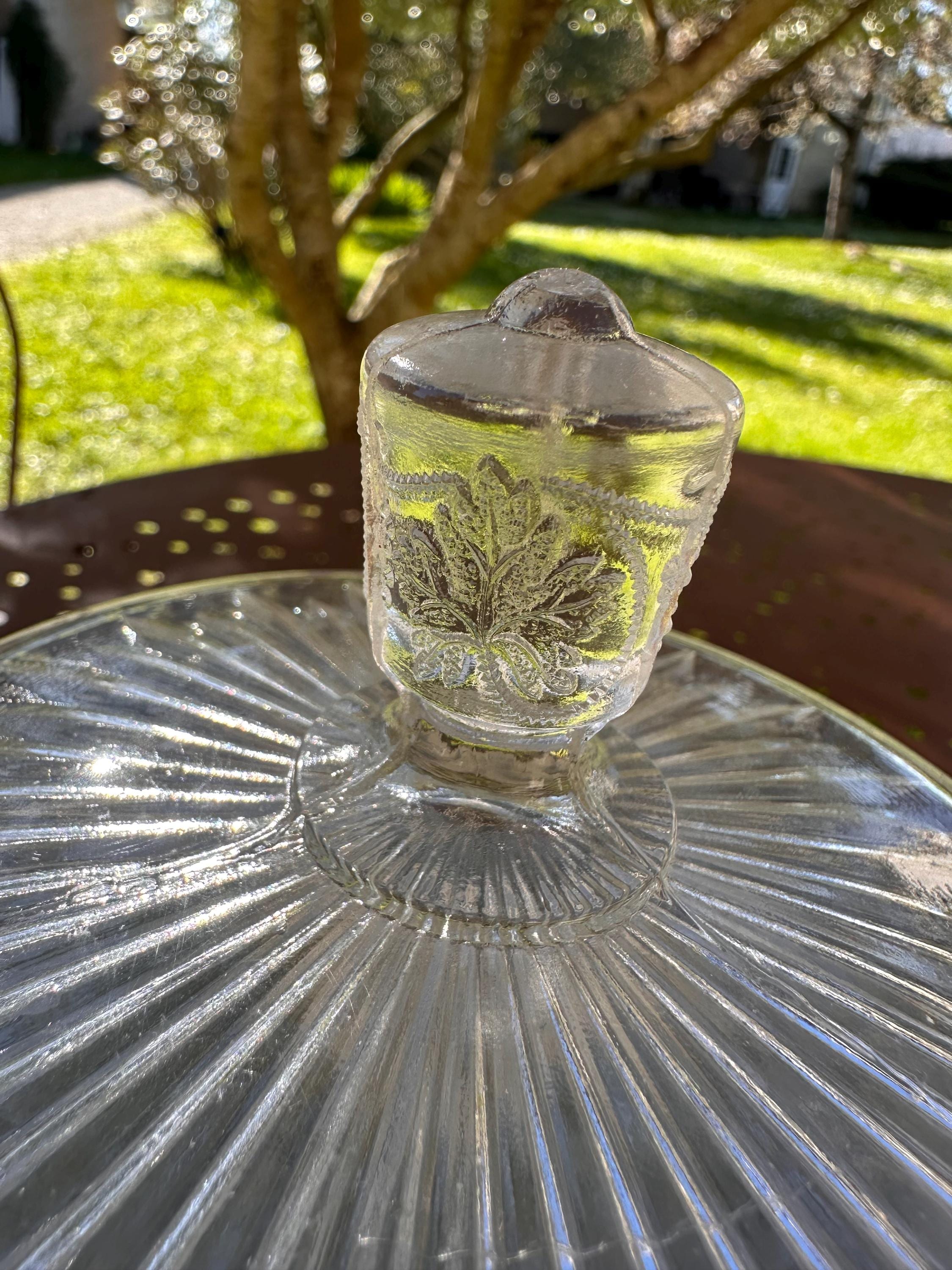 Cloche à fromage ancienne en verre pressé – Motif vignes
