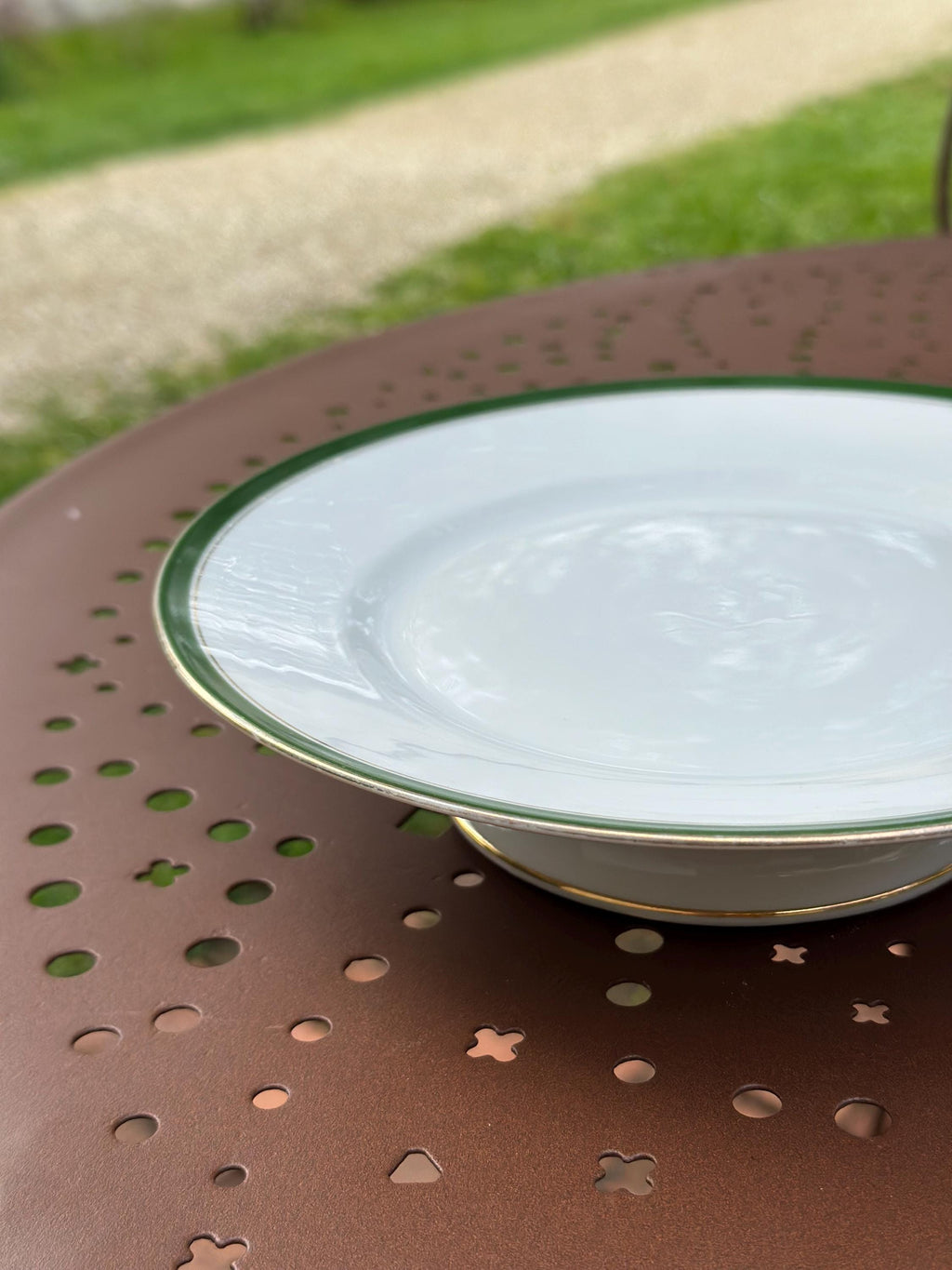 Plat sur piédouche Bernardaud Limoges – Porcelaine ancienne