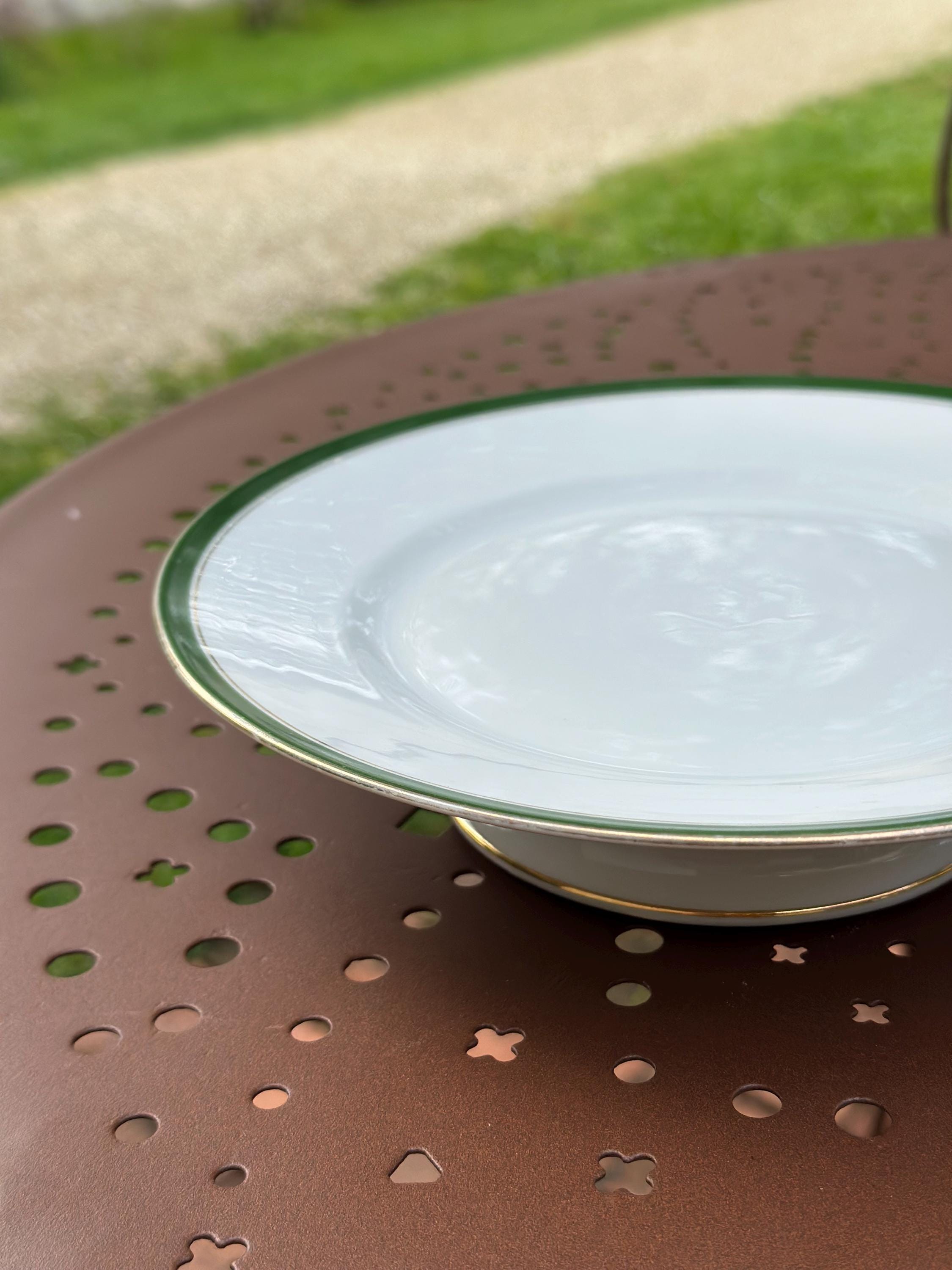 Plat sur piédouche Bernardaud Limoges – Porcelaine ancienne