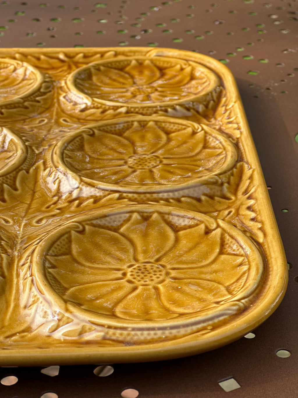 Plat à artichauts ancien en barbotine – Décor feuilles et compartiments