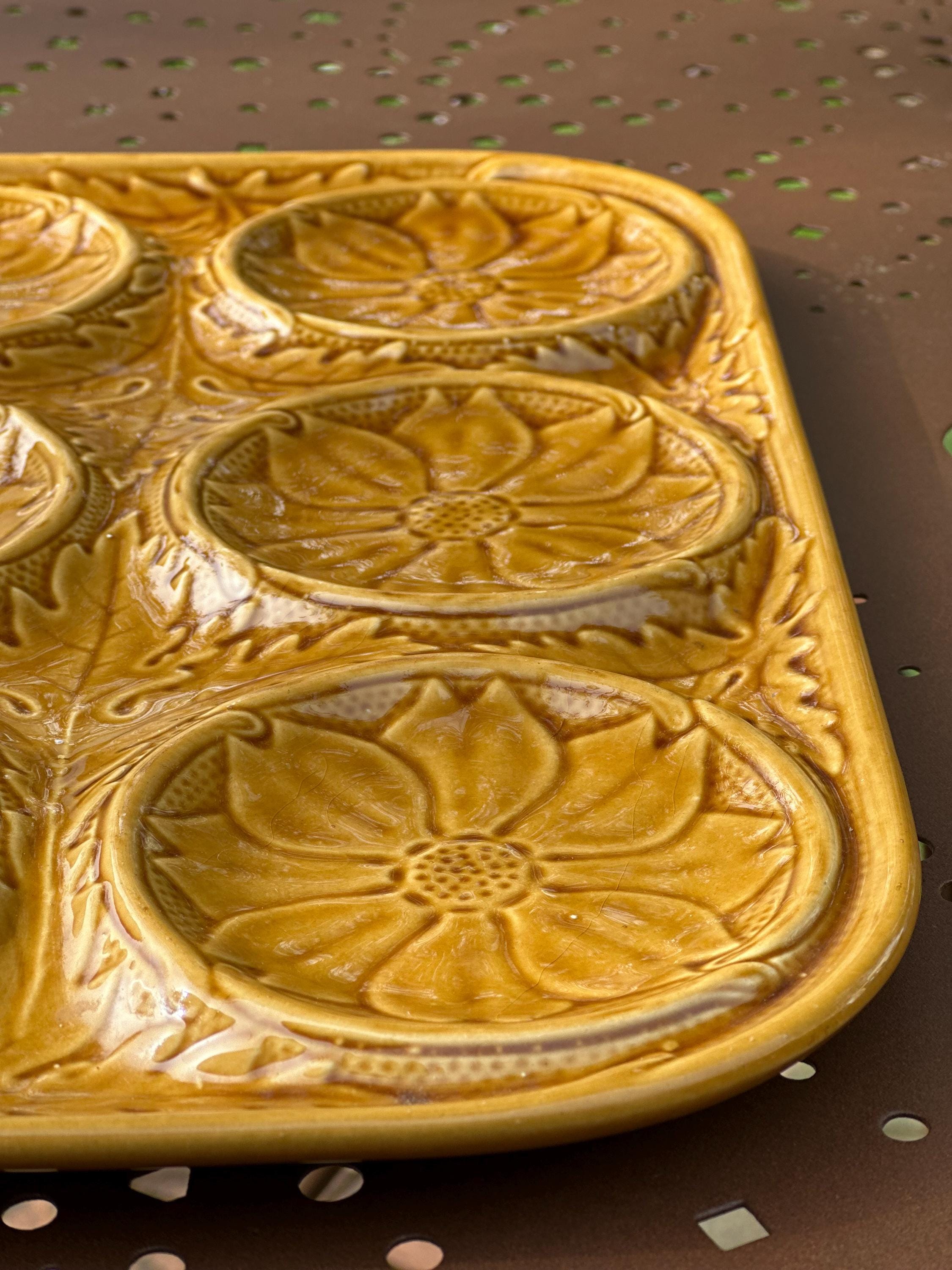 Plat à artichauts ancien en barbotine – Décor feuilles et compartiments