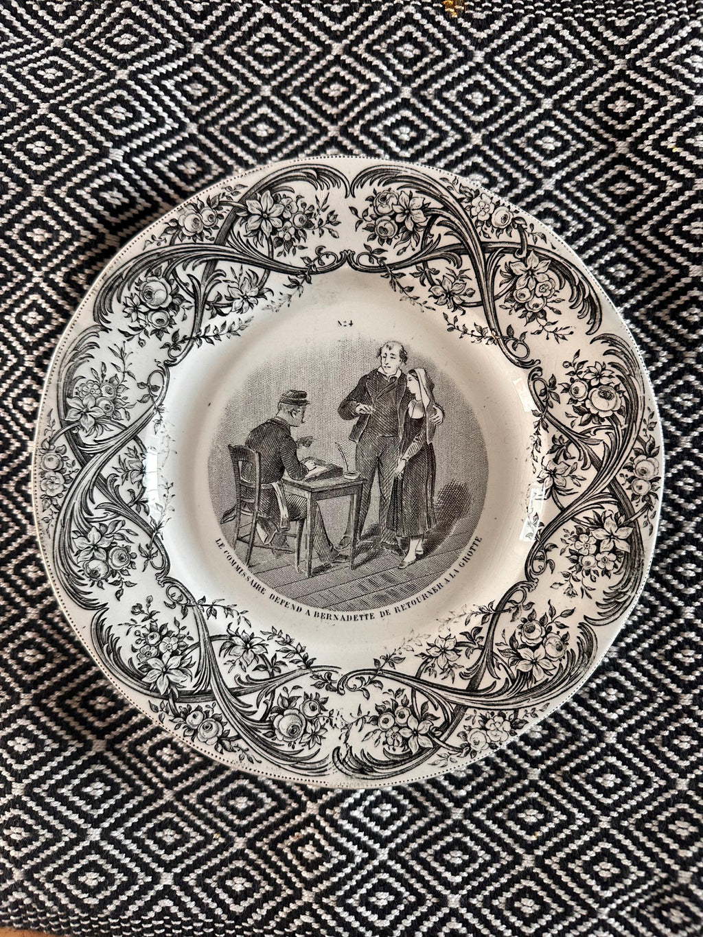 Assiettes historiées numérotées - Lourdes Terre de Fer - lot de 4 Scènes de la vie de Bernadette Soubirous - Creil et Montereau- Fin XIXème