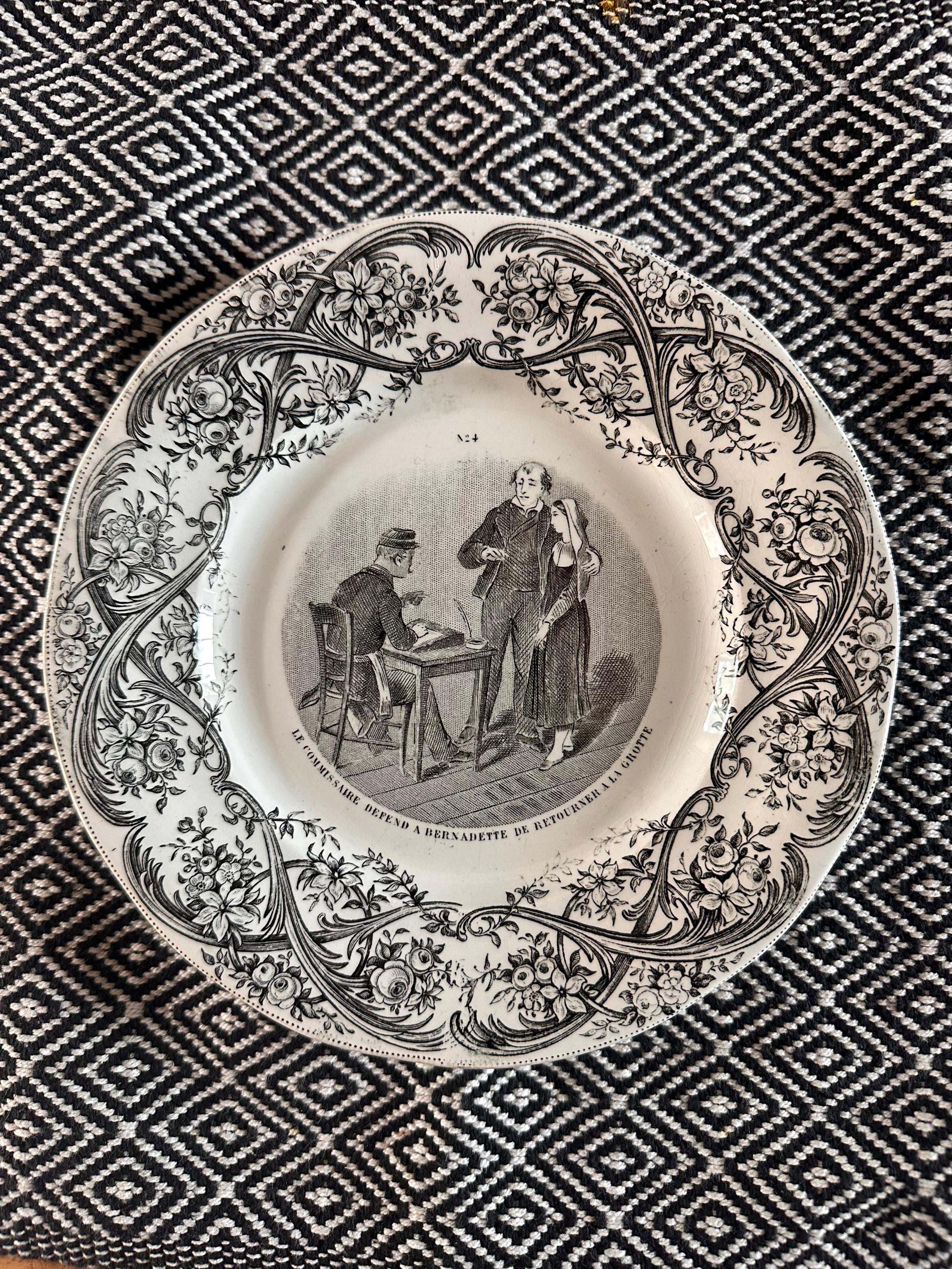 Assiettes historiées numérotées - Lourdes Terre de Fer - lot de 4 Scènes de la vie de Bernadette Soubirous - Creil et Montereau- Fin XIXème