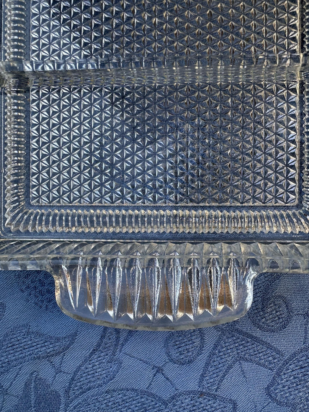 Plateau apéritif compartimenté en verre moulé Art Déco