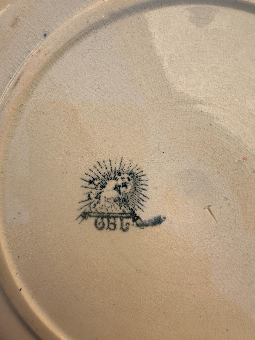 Grand plat creux en terre de fer Pexonne – Décor champêtre bleu