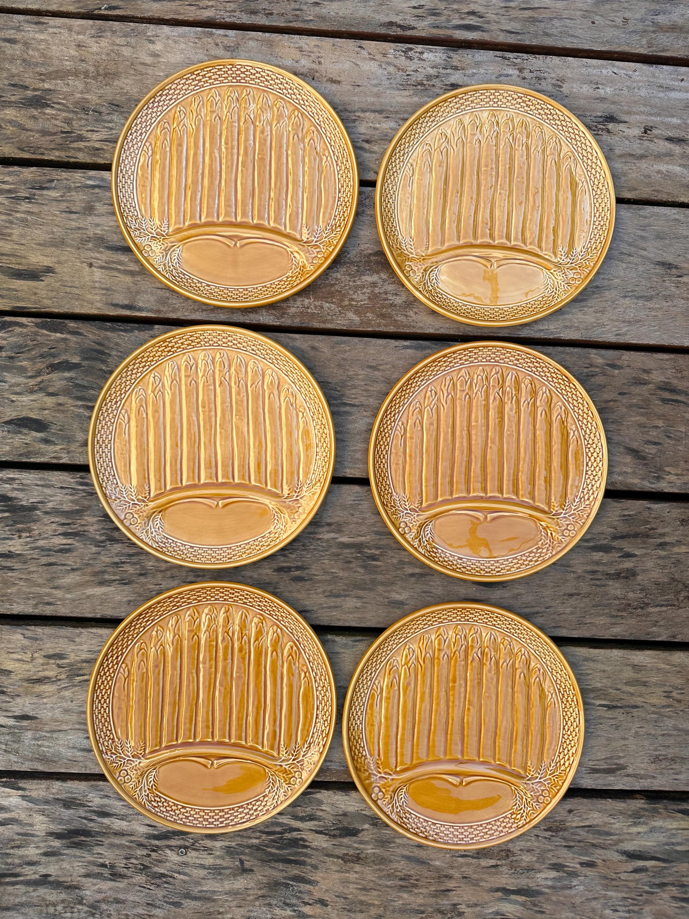 6 assiettes à asperges anciennes en barbotine jaune miel