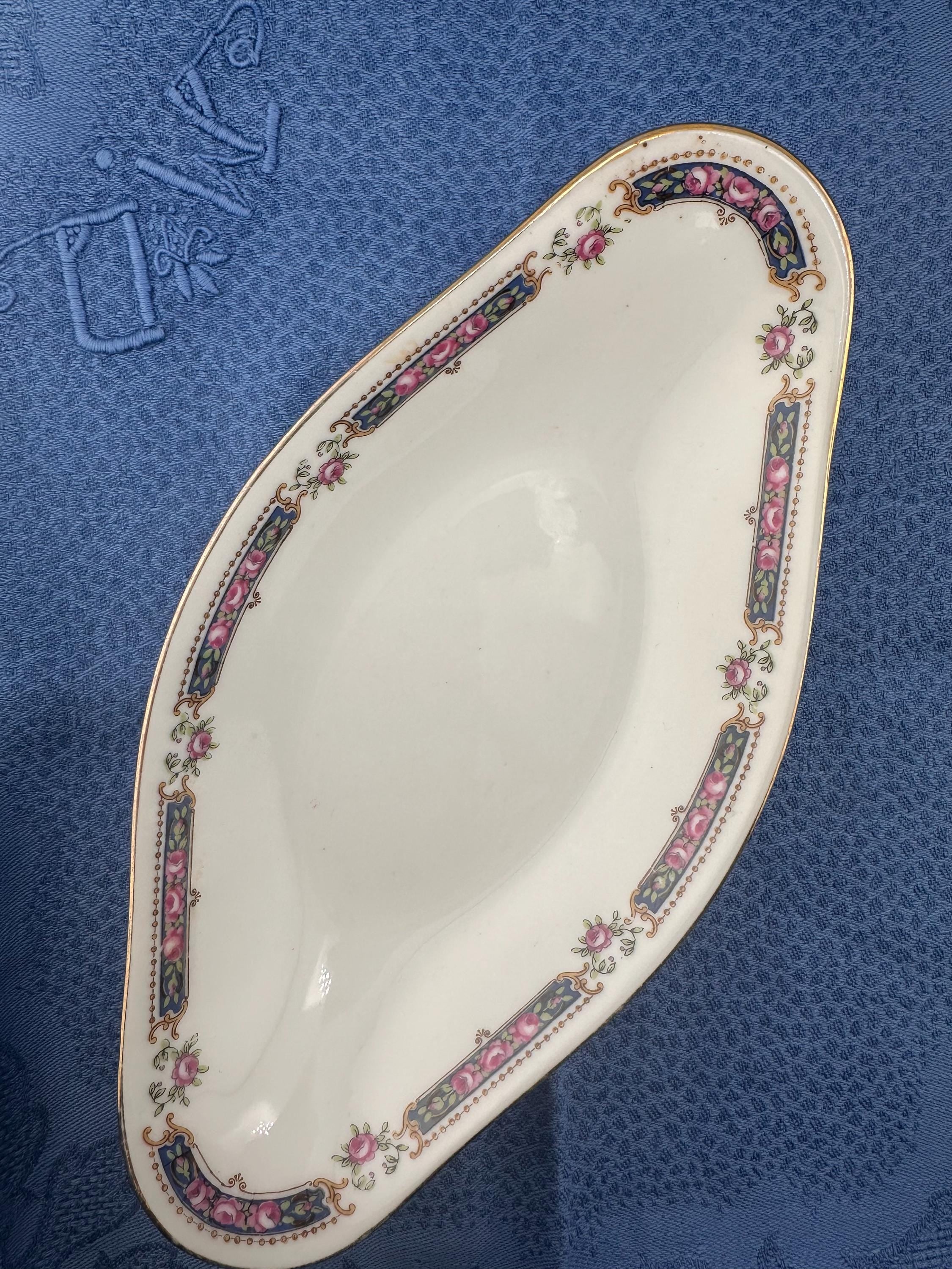 Bernardaud - Ravier Coupelle de service Ravier, Bernardaud & Cie , Limoges, porcelaine ancienne à décor de rose et bleue, début 19 ème