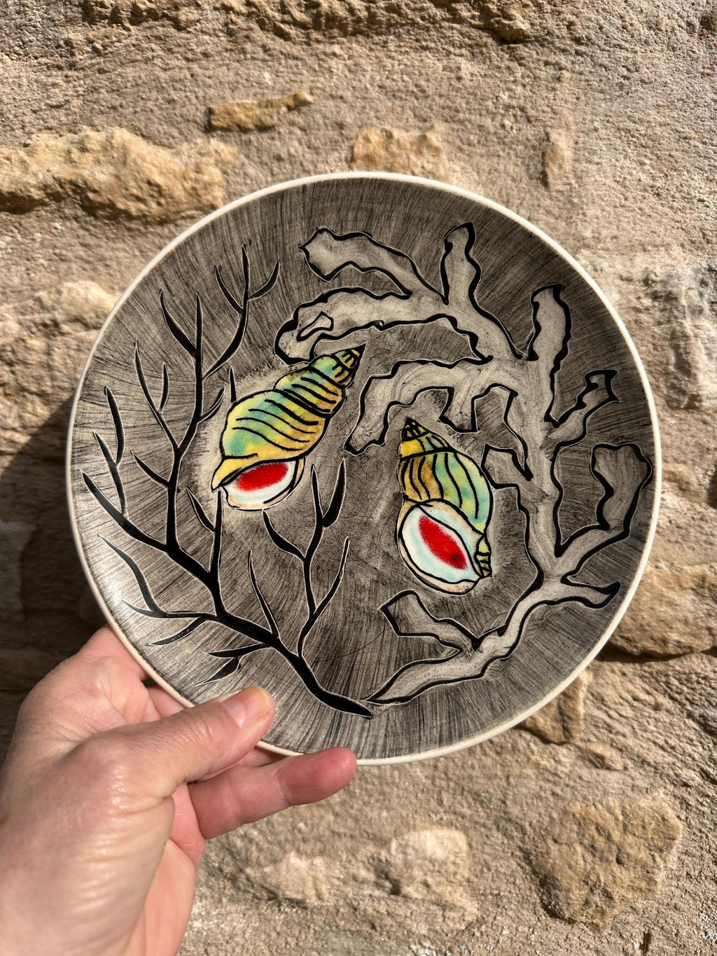 Assiette en céramique signée Youen – Pièce unique au décor marin