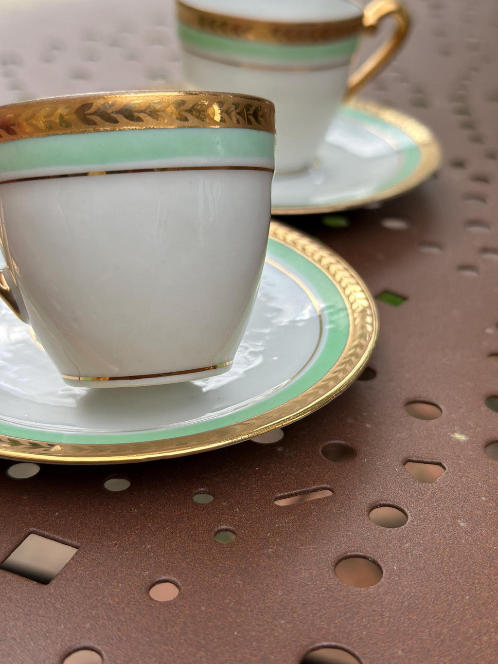 Duo de tasses à espresso anciennes E. Viel France – Vert d’eau et or