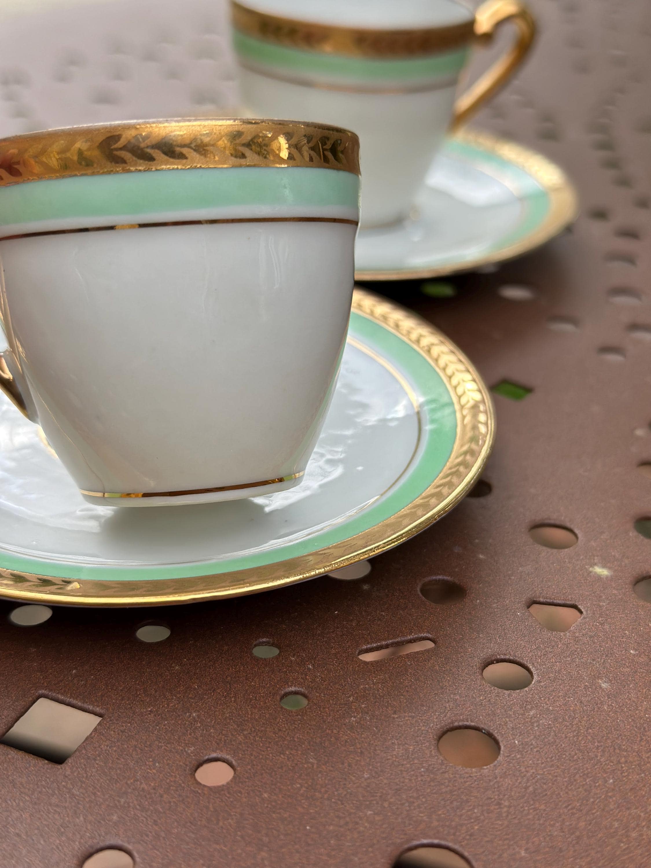 Duo de tasses à espresso anciennes E. Viel France – Vert d’eau et or