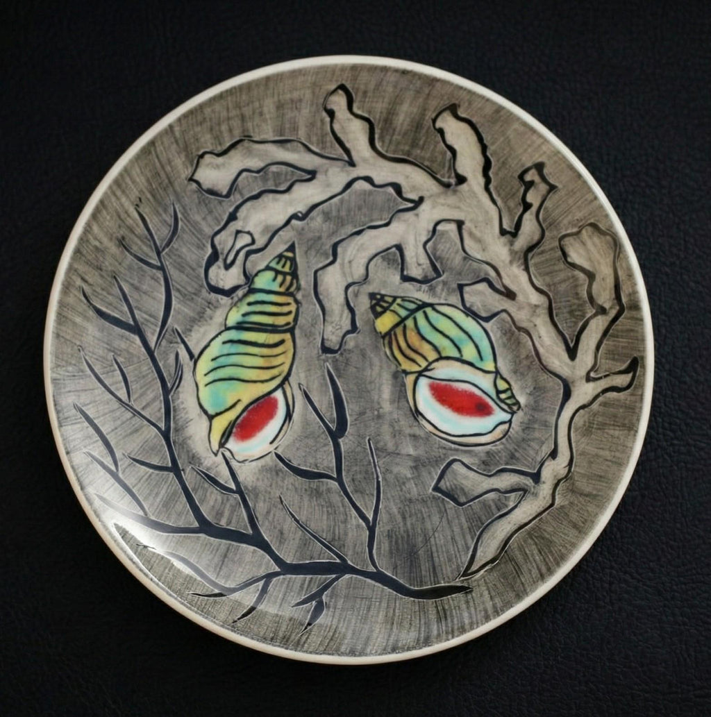 Assiette en céramique signée Youen – Pièce unique au décor marin