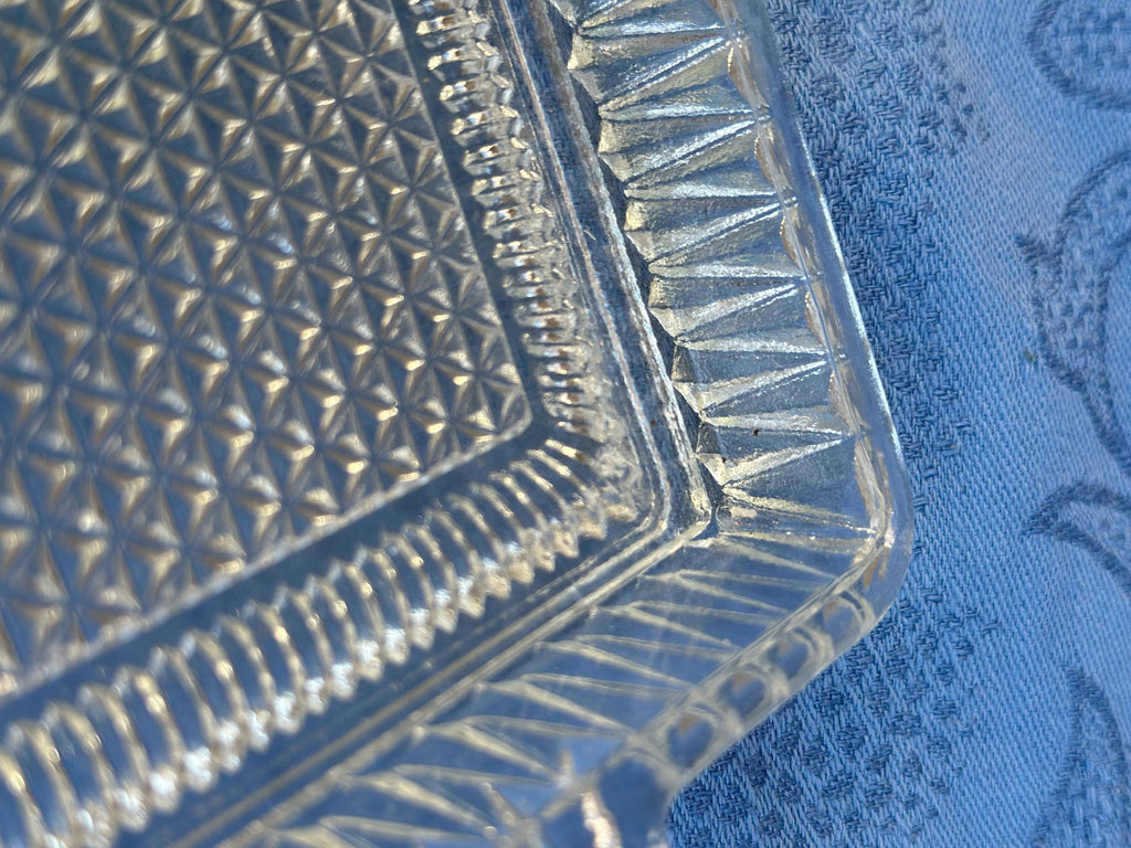 Plateau apéritif compartimenté en verre moulé Art Déco