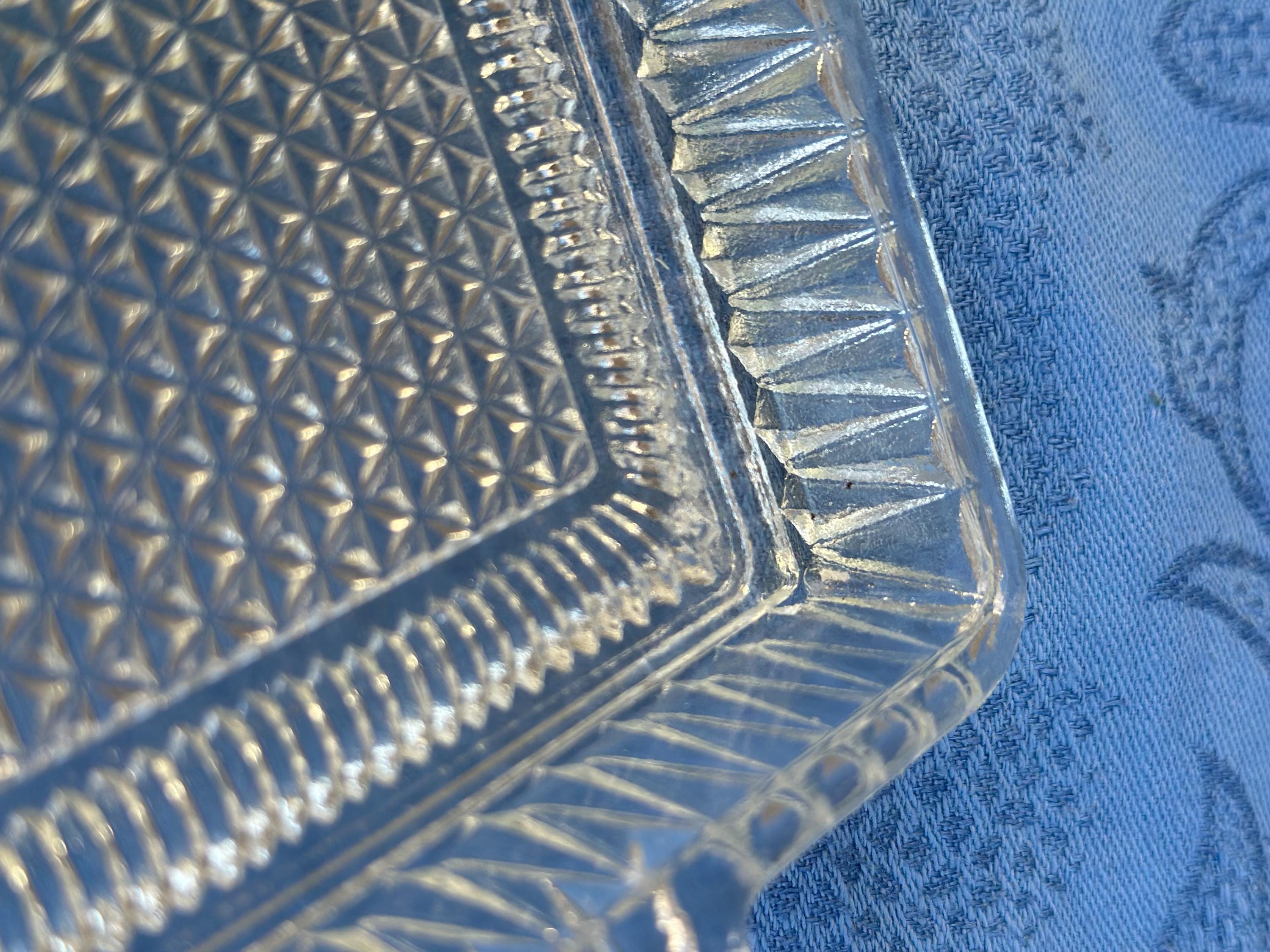 Plateau apéritif compartimenté en verre moulé Art Déco