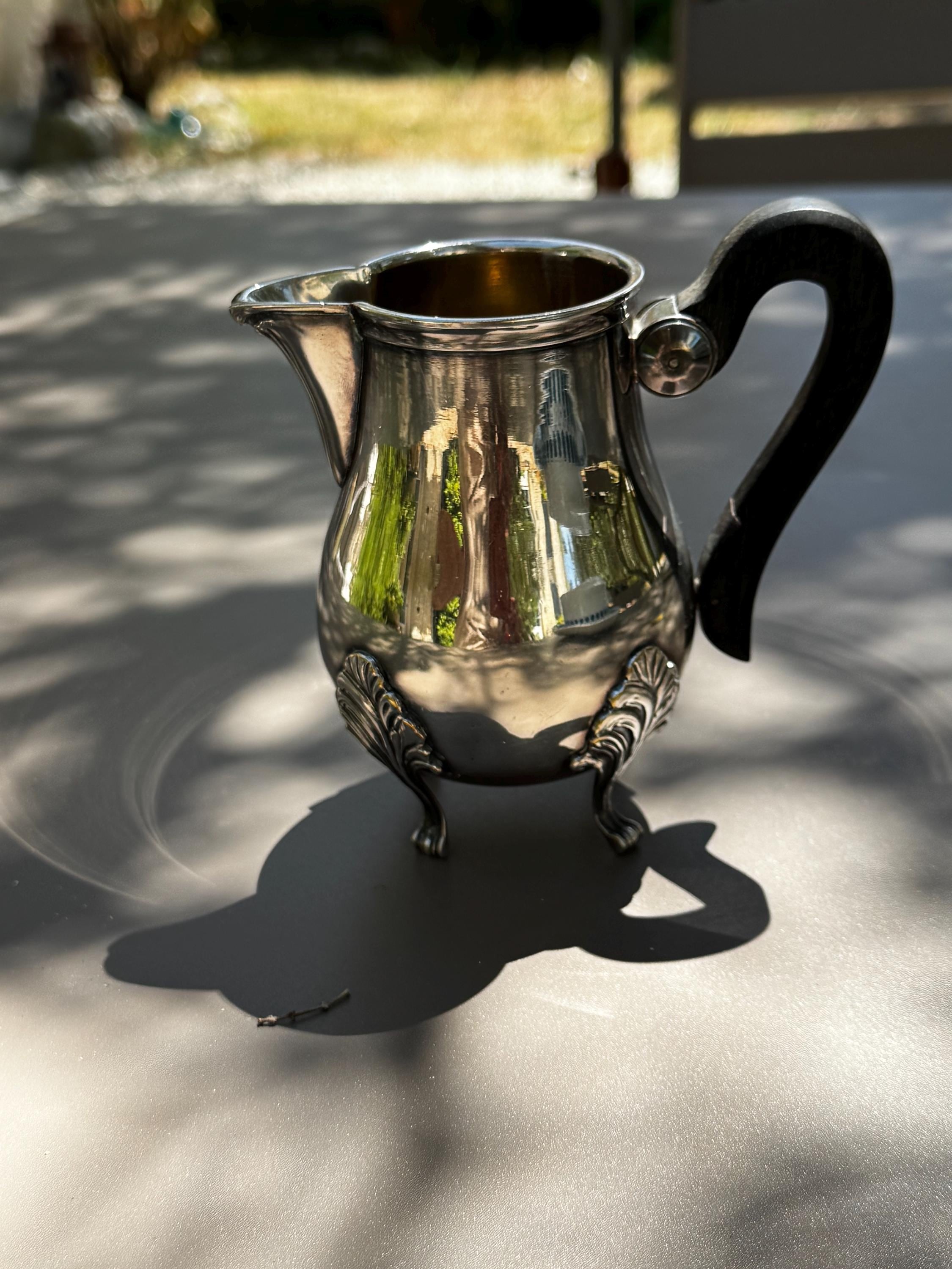 Pot à lait Quadripode Vintage en Métal Argenté Poinçon J. NOE Anse en Bois Noirci Style Louis XV Art Déco les chines d’Armelle