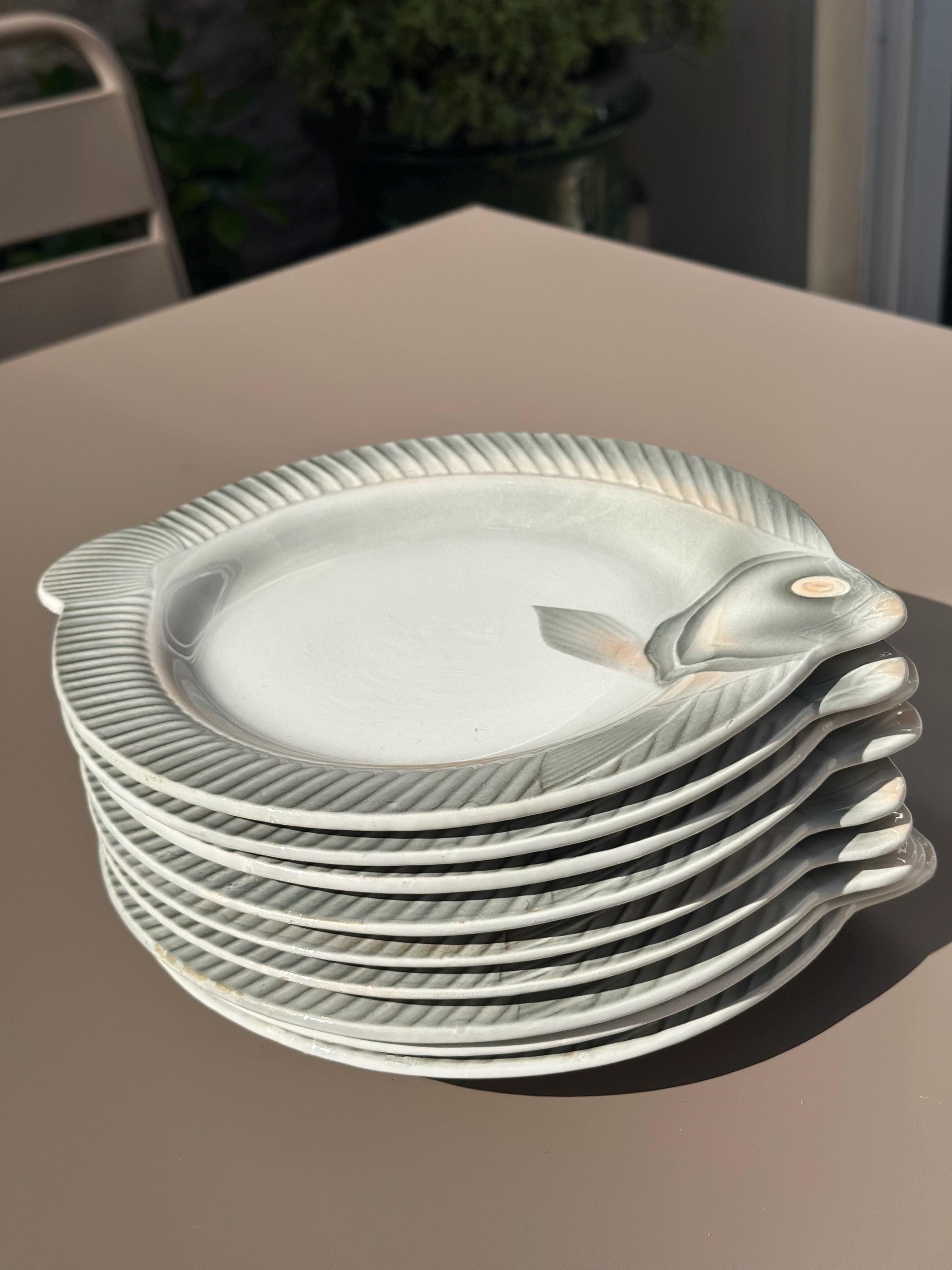 Assiettes à poisson anciennes Sarreguemines – Forme de poisson sculpté, faïence majolique / barbotine vintage, XXe siècle - vendues par 9