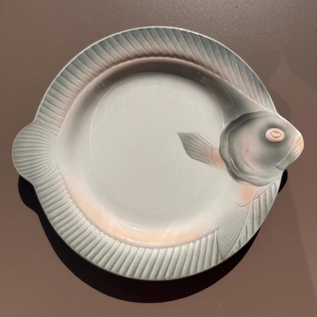 Assiettes à poisson anciennes Sarreguemines – Forme de poisson sculpté, faïence majolique / barbotine vintage, XXe siècle - vendues par 9