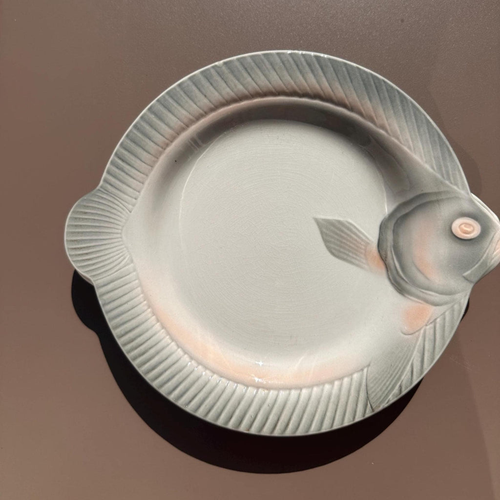 Assiettes à poisson anciennes Sarreguemines – Forme de poisson sculpté, faïence majolique / barbotine vintage, XXe siècle - vendues par 9