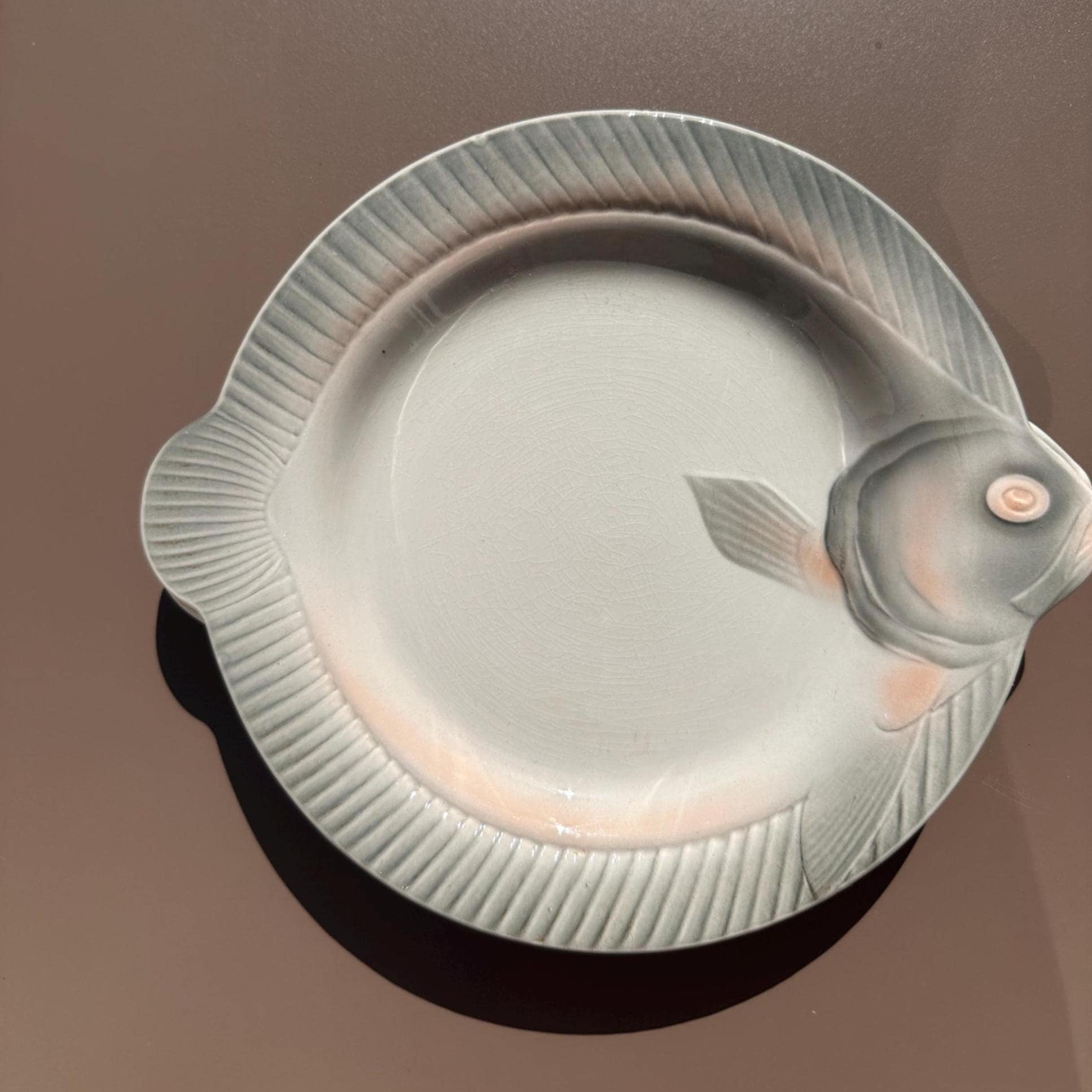 Assiettes à poisson anciennes Sarreguemines – Forme de poisson sculpté, faïence majolique / barbotine vintage, XXe siècle - vendues par 9