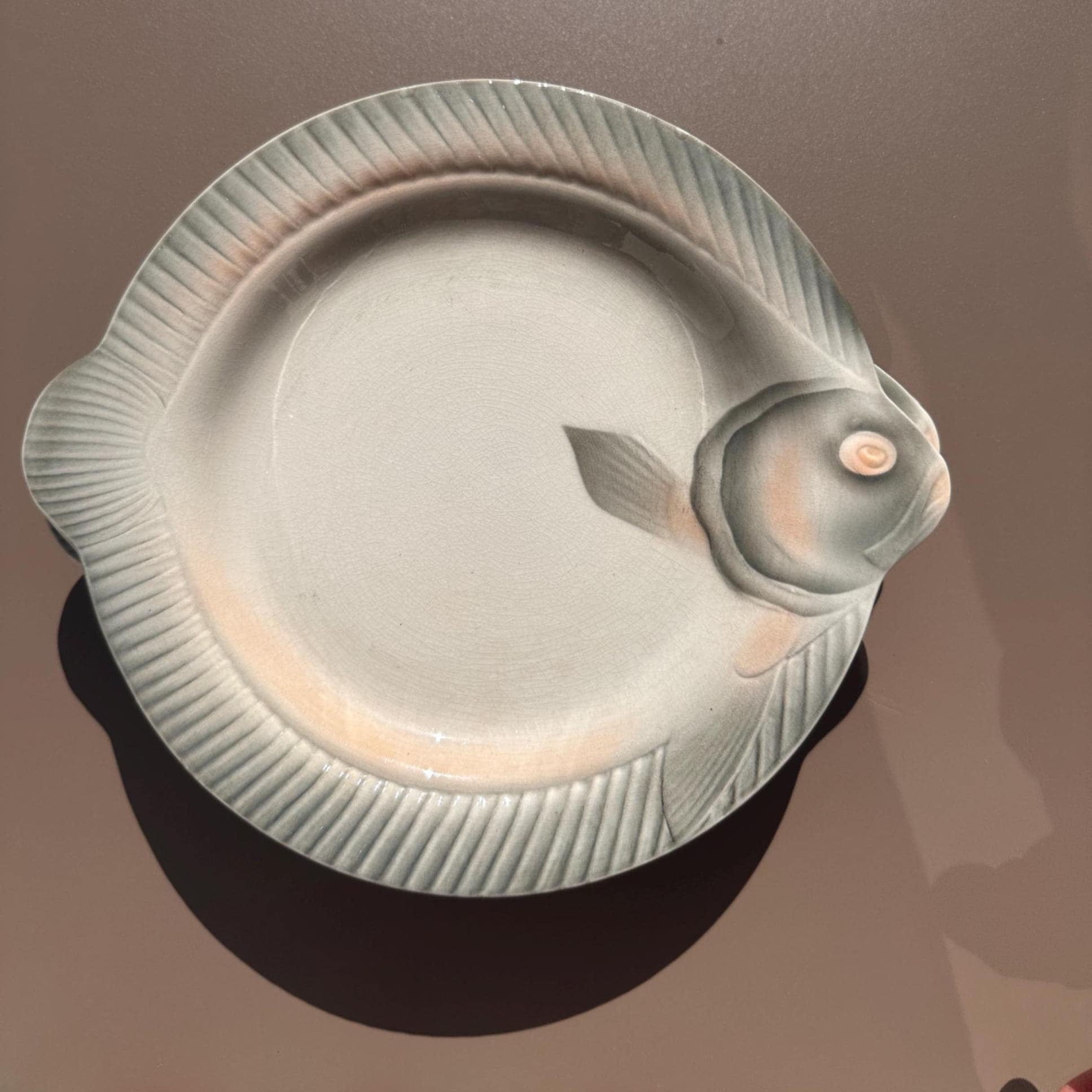 Assiettes à poisson anciennes Sarreguemines – Forme de poisson sculpté, faïence majolique / barbotine vintage, XXe siècle - vendues par 9