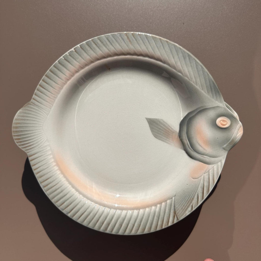 Assiettes à poisson anciennes Sarreguemines – Forme de poisson sculpté, faïence majolique / barbotine vintage, XXe siècle - vendues par 9