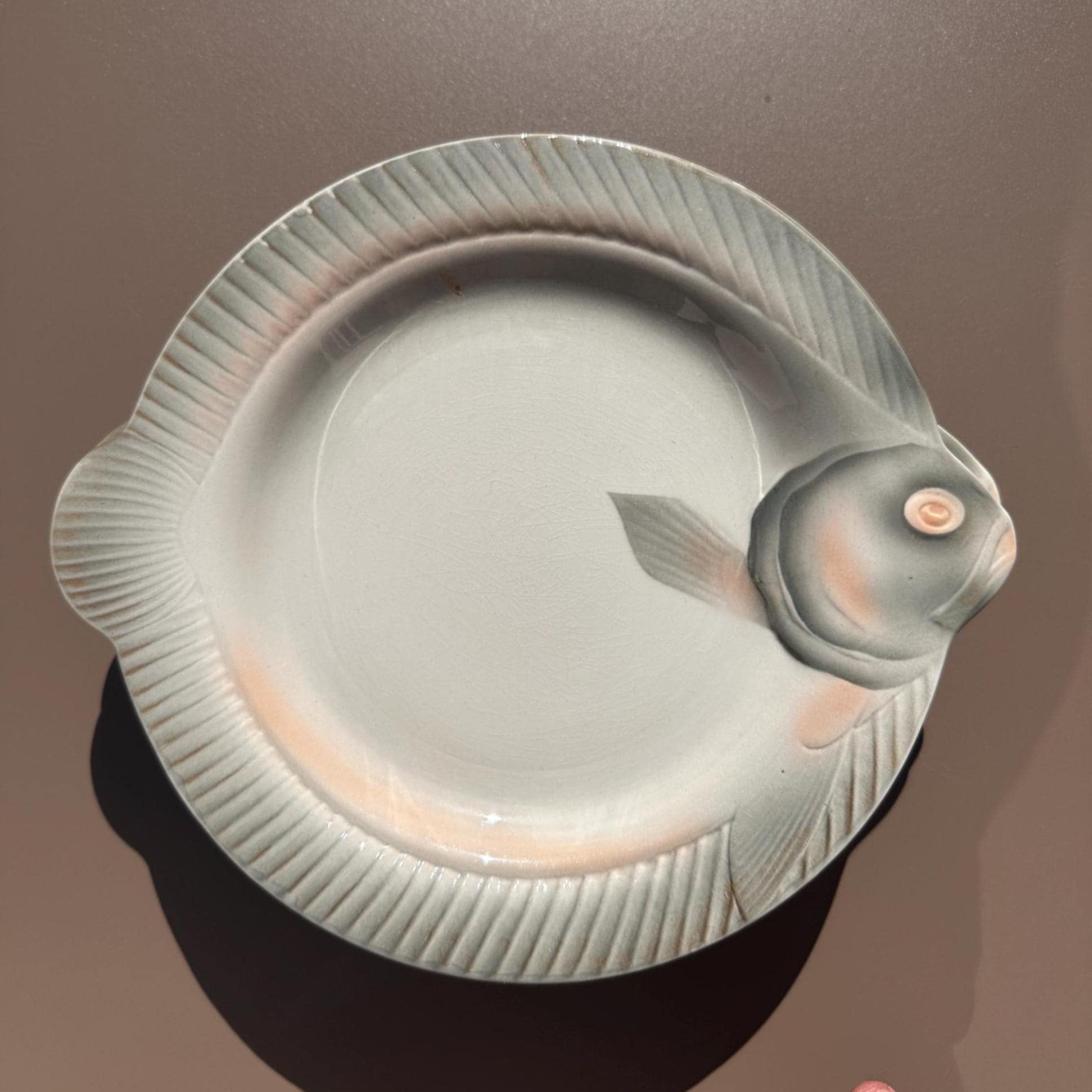 Assiettes à poisson anciennes Sarreguemines – Forme de poisson sculpté, faïence majolique / barbotine vintage, XXe siècle - vendues par 9