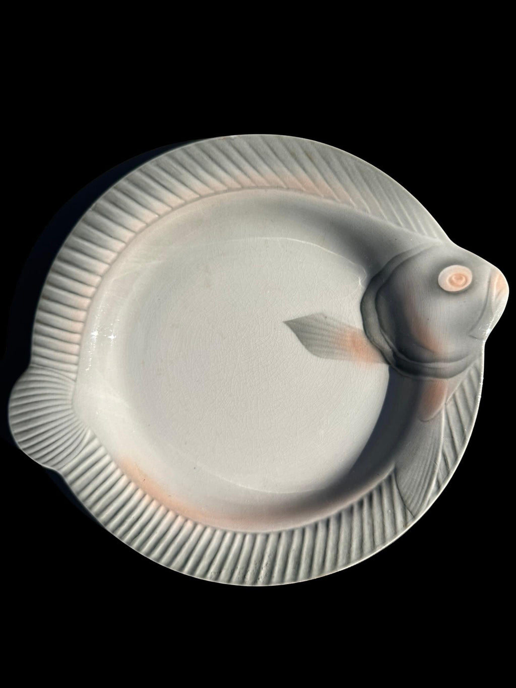 Assiettes à poisson anciennes Sarreguemines – Forme de poisson sculpté, faïence majolique / barbotine vintage, XXe siècle - vendues par 9