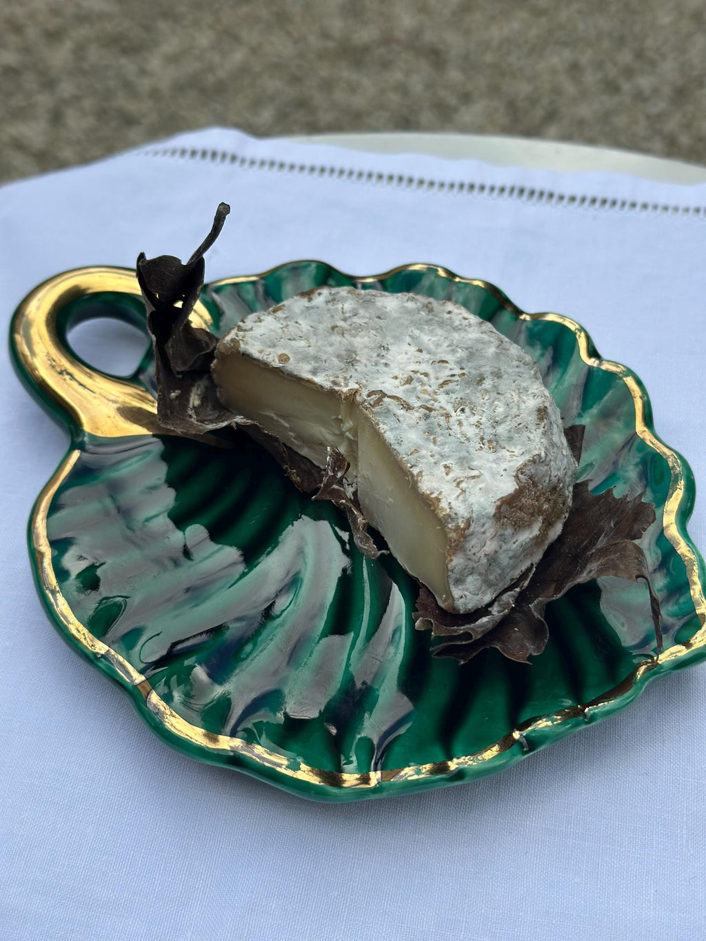 Petit plat en barbotine Lunéville – En forme de feuille de vign