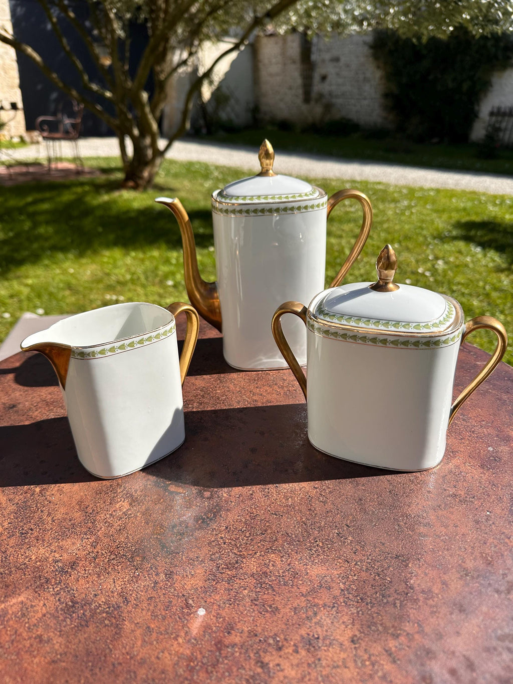 Service à café Raynaud Limoges – Porcelaine blanche, dorure et frise verte