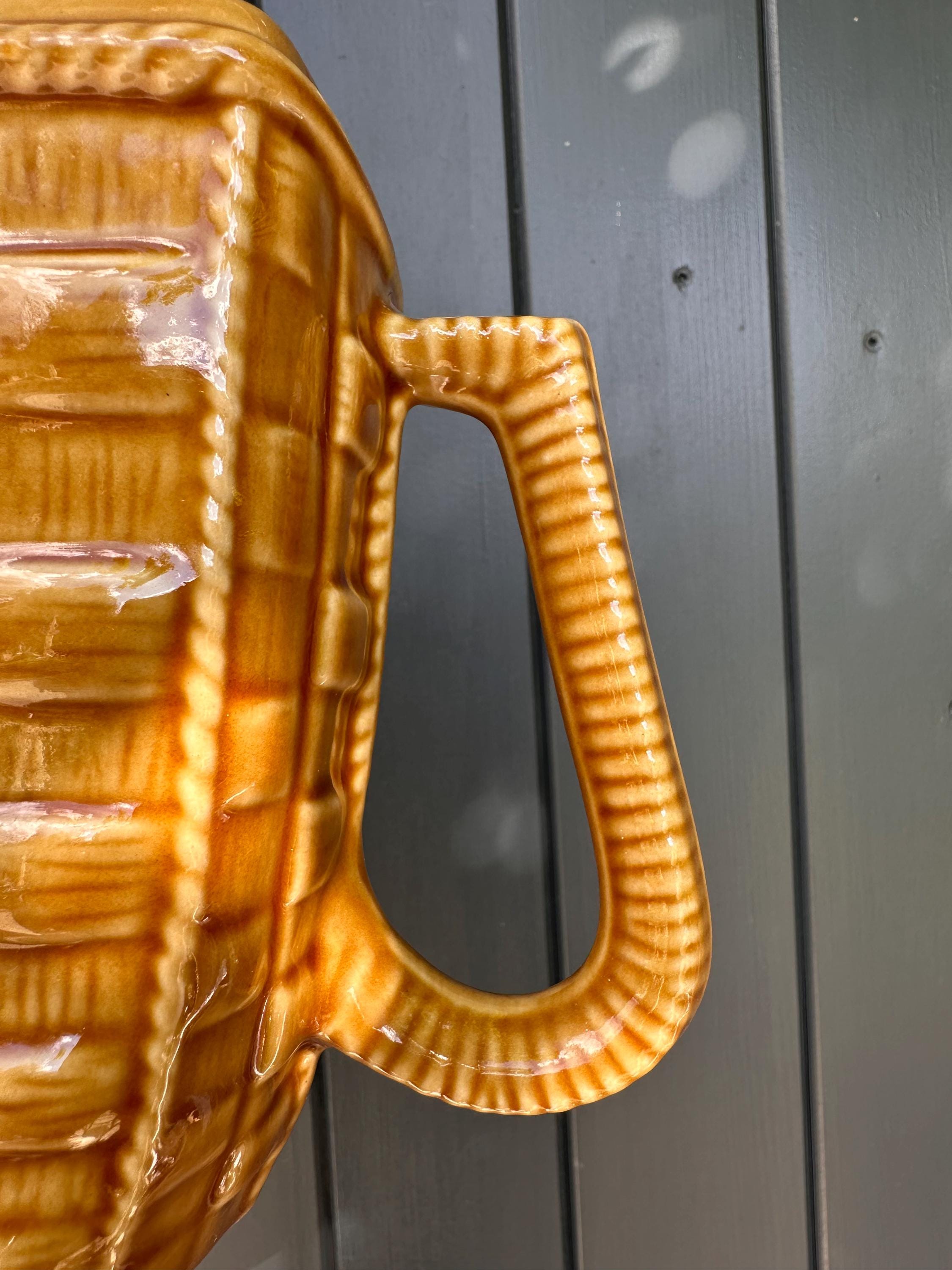 Pichet ancien en céramique jaune moutarde – Décor vanné
