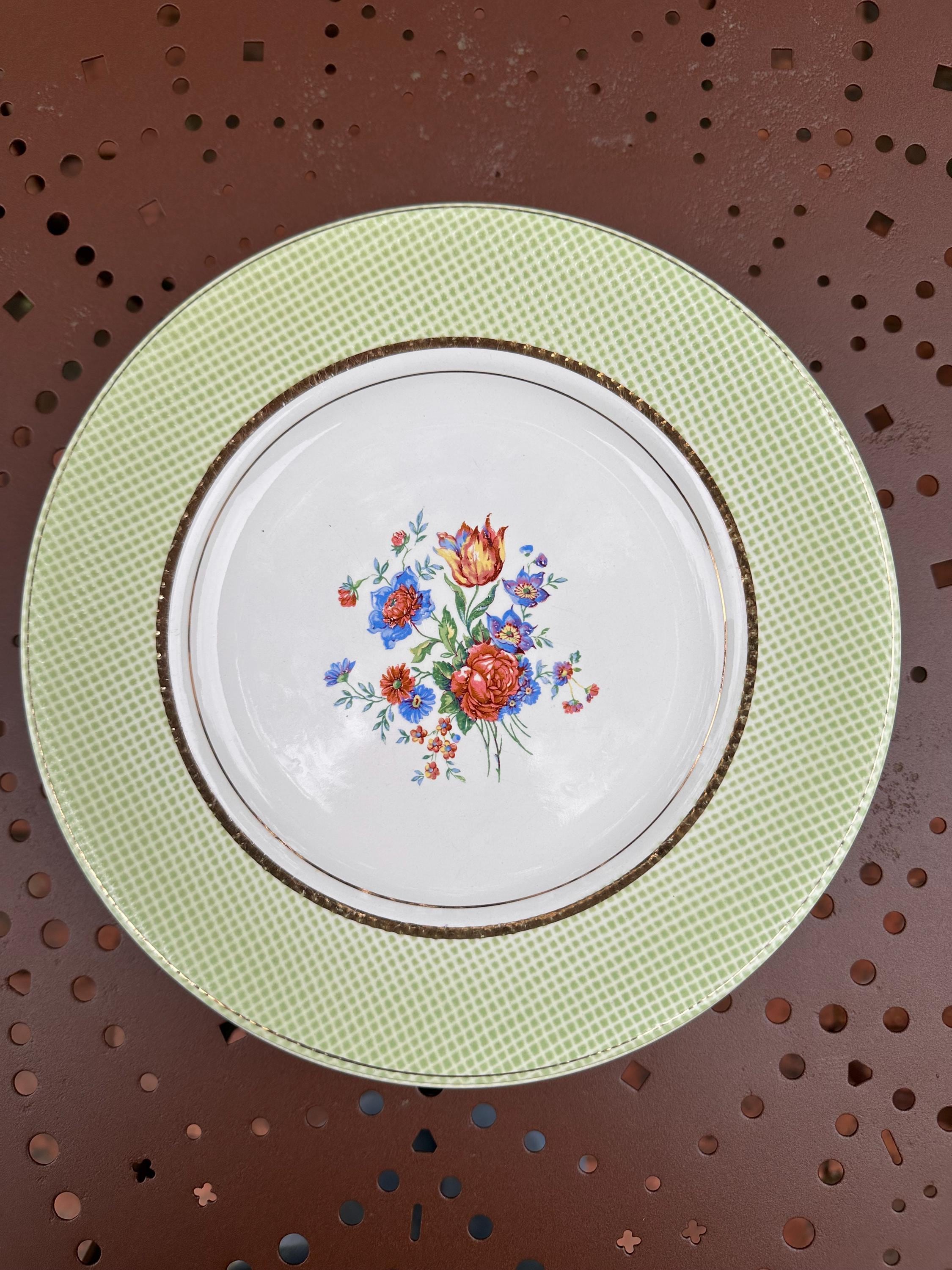 6 assiettes anciennes en Opaceline de Salins – Bordure Vichy